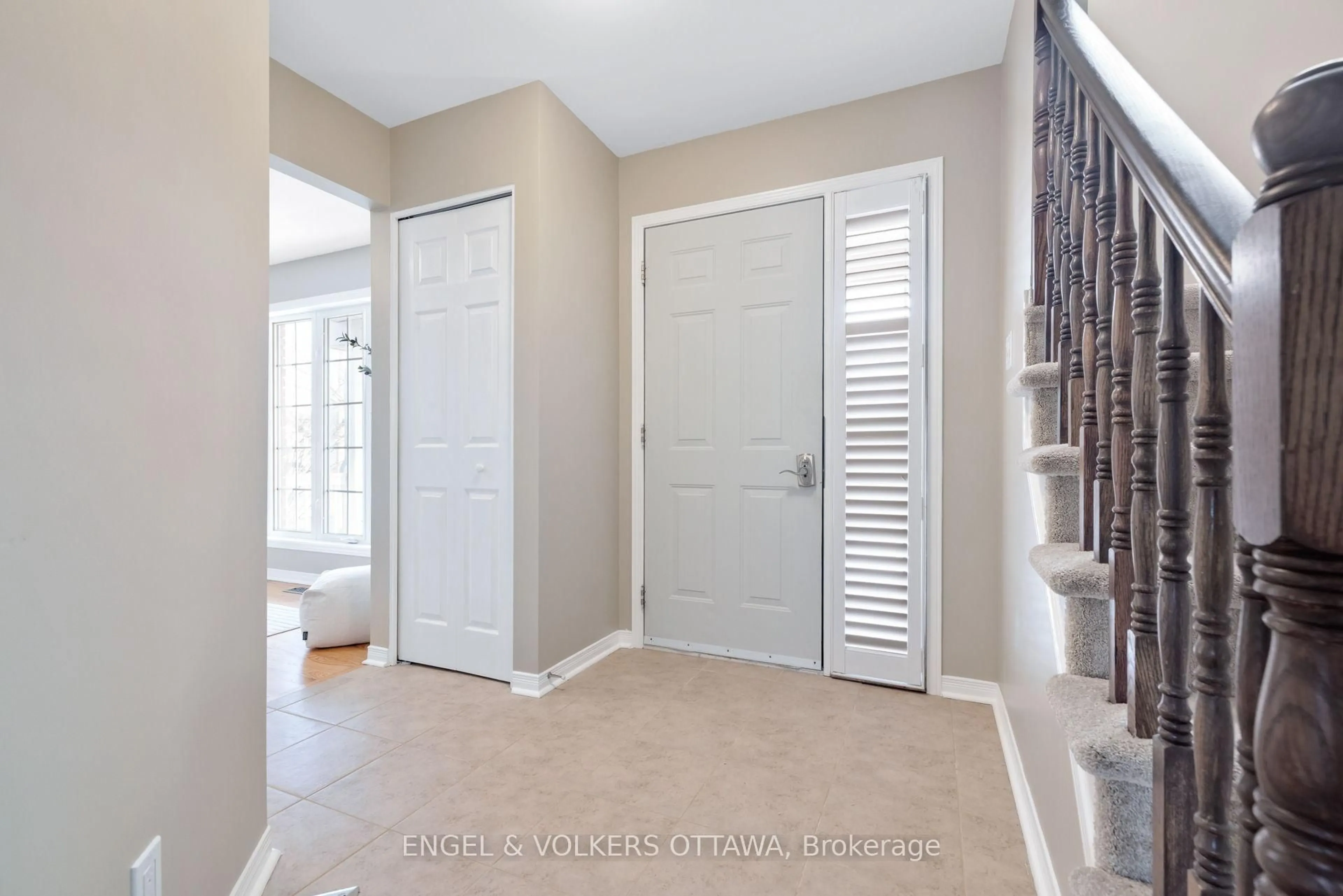 Indoor entryway for 26 Carleton Cathcart St, Ottawa Ontario K2S 1M7