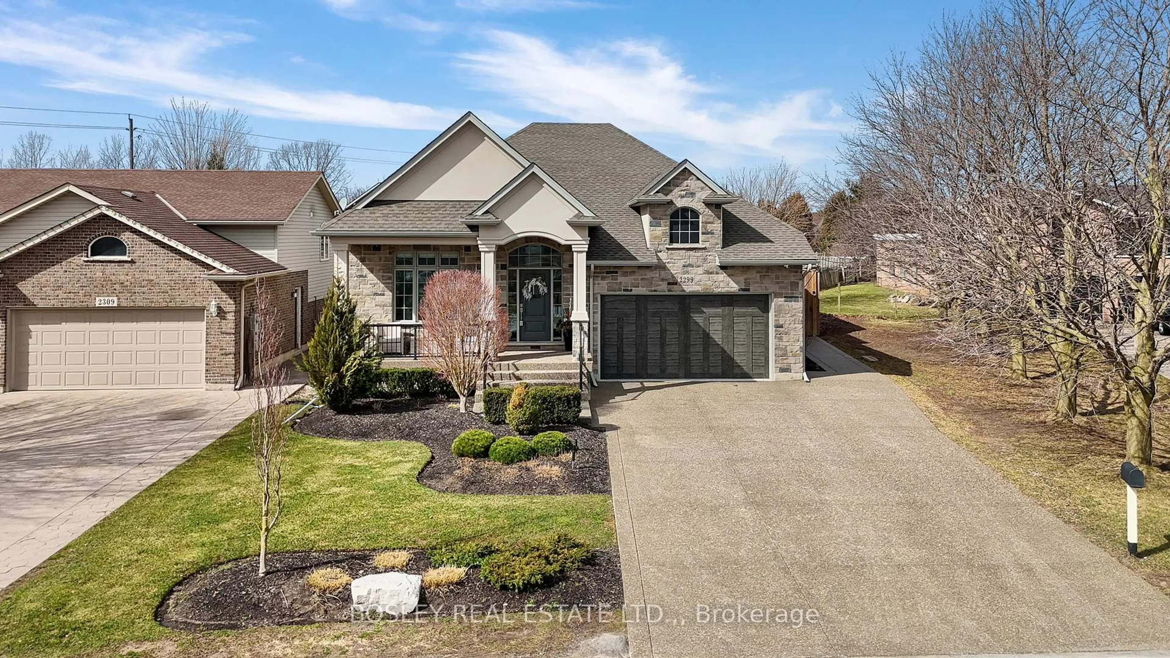 Home with brick exterior material, street for 2299 Portage Rd, Niagara Falls Ontario L2J 0C5