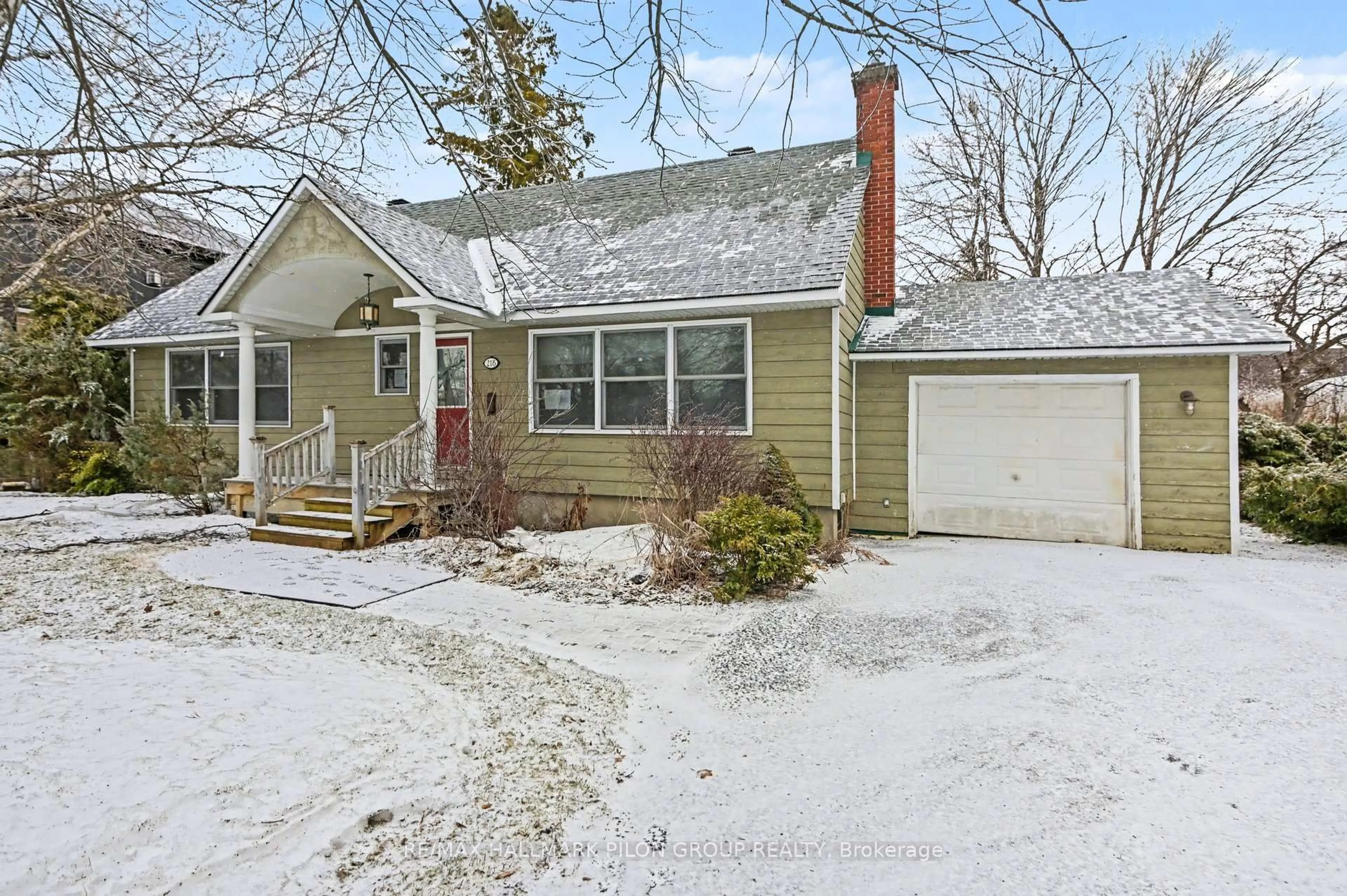 A pic from outside/outdoor area/front of a property/back of a property/a pic from drone, street for 218 Wilshire Ave, Ottawa Ontario K2C 0E5