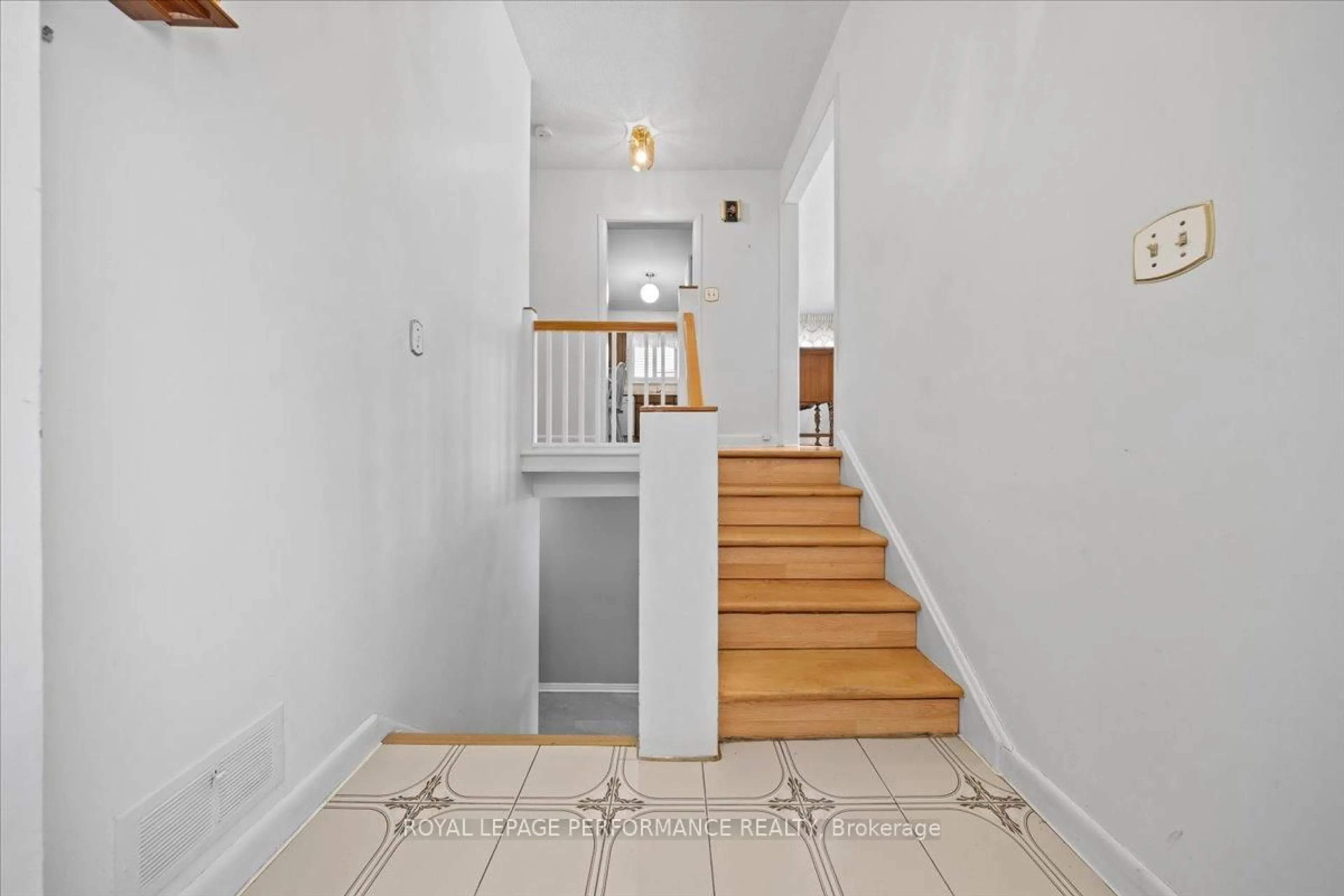 Unknown for 1075 Secord Ave, Ottawa Ontario K1H 8C7