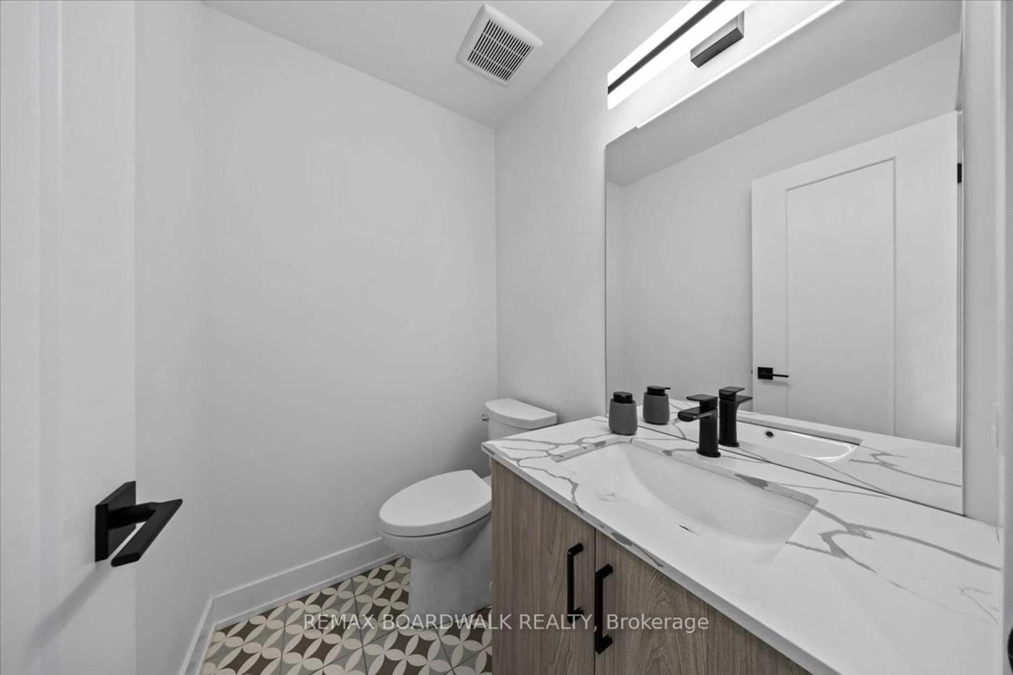 Standard bathroom, ceramic/tile floor for 1535 Kamouraska Circ, Ottawa Ontario K1C 3J1