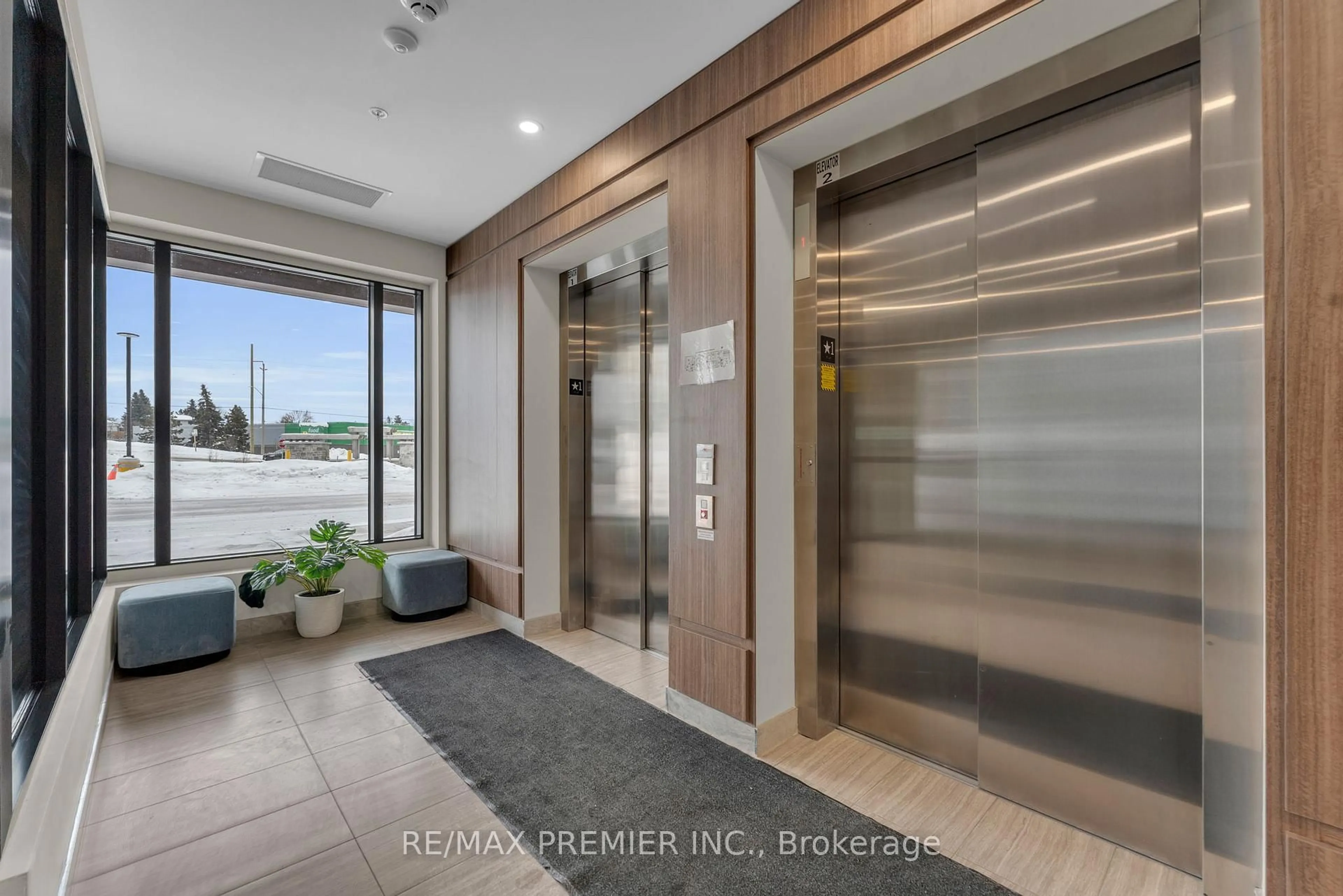 Indoor foyer for 1000 Lackner Pl #215, Kitchener Ontario N2A 0L9