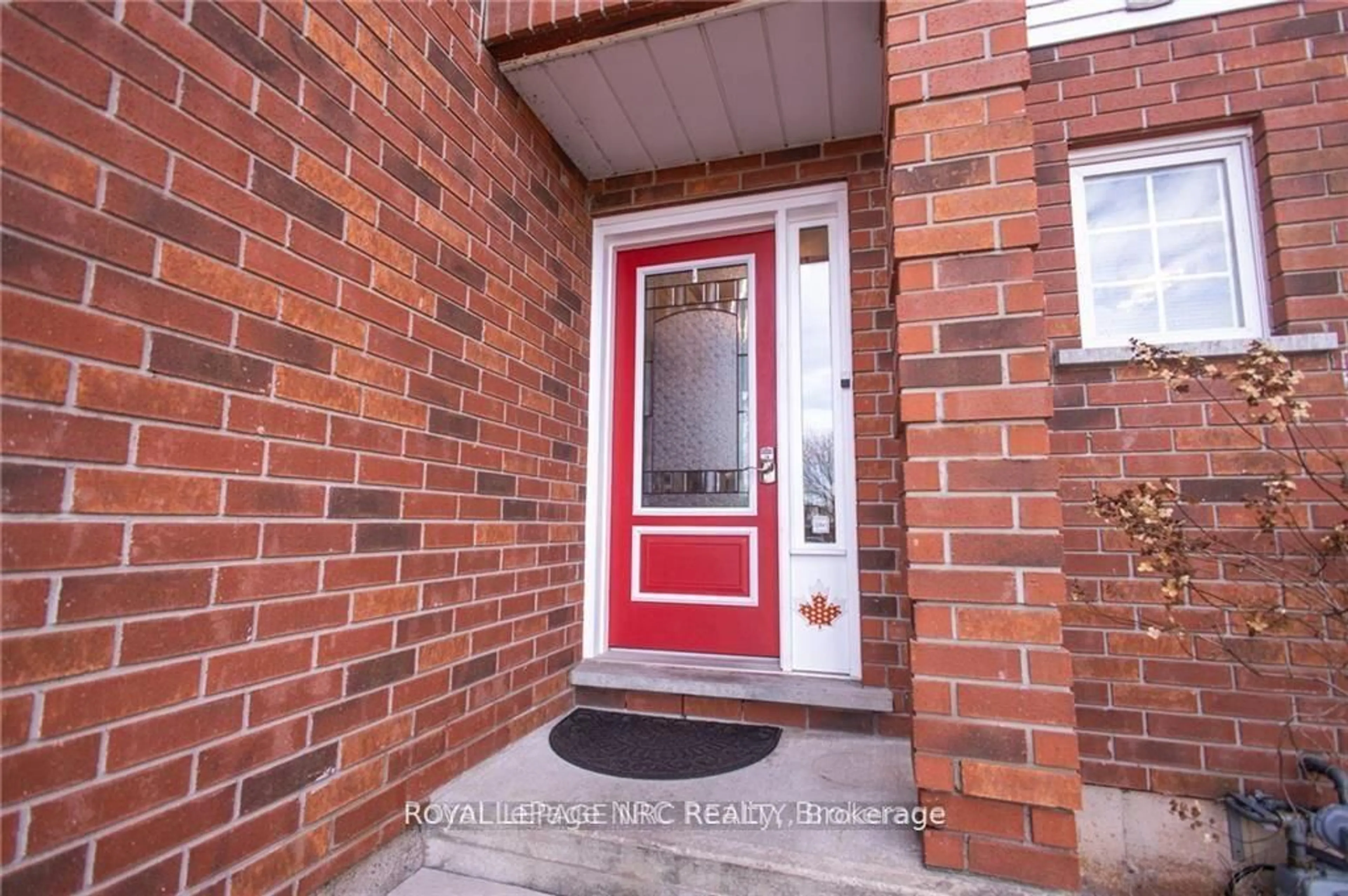 Indoor entryway for 11 Tomahawk Dr, Grimsby Ontario L3M 5G4