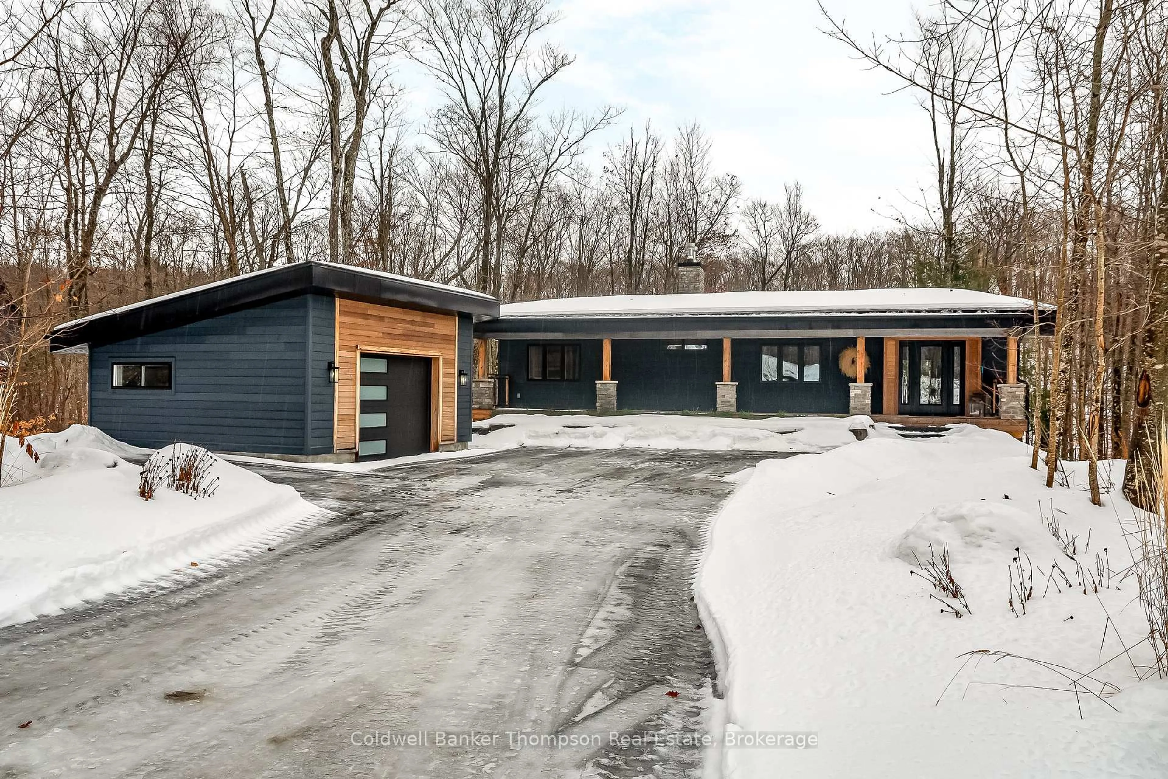 Indoor garage for 10 St George's Crt, Huntsville Ontario P1H 1B1