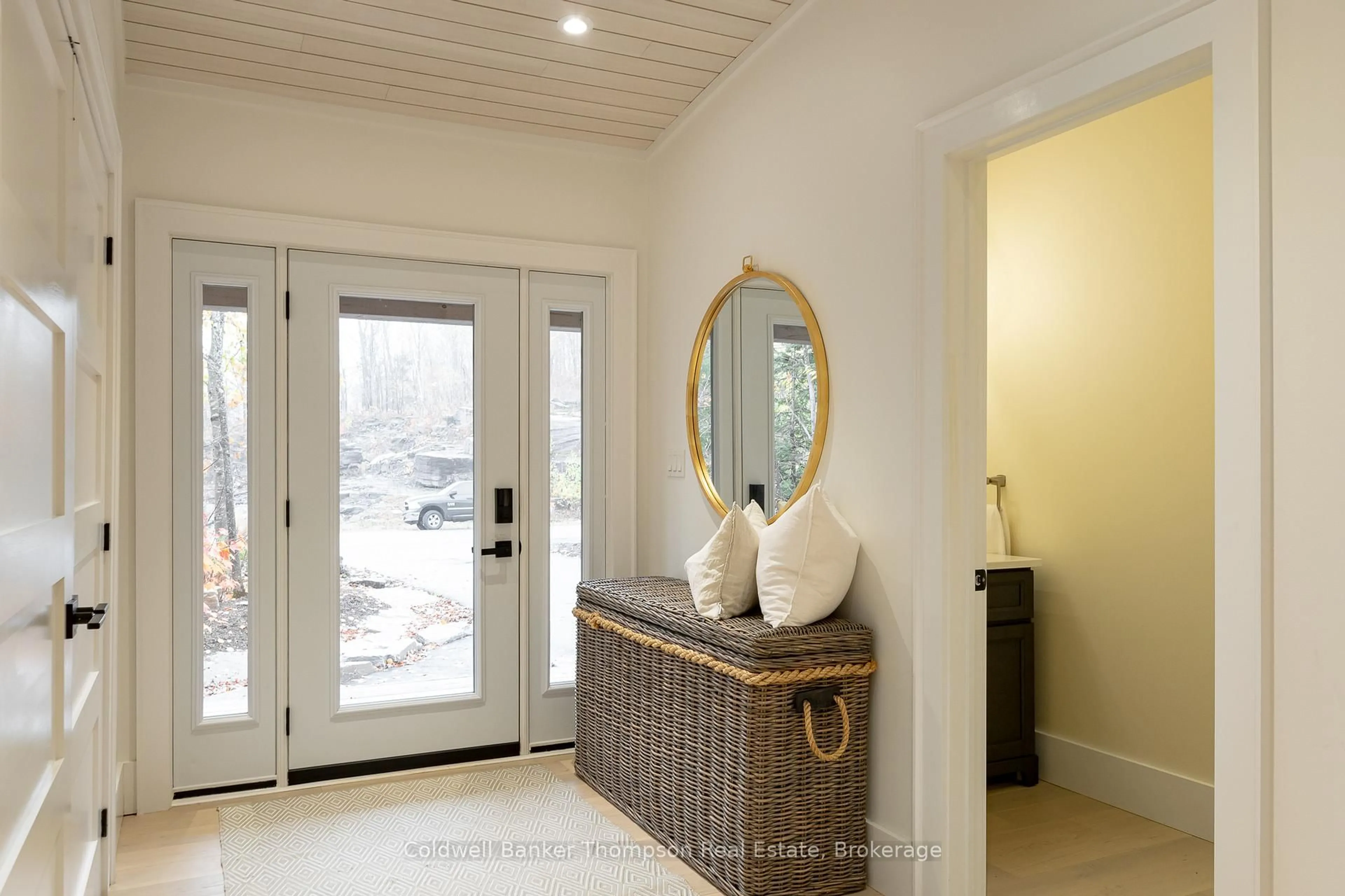 Indoor entryway for 10 St George's Crt, Huntsville Ontario P1H 1B1