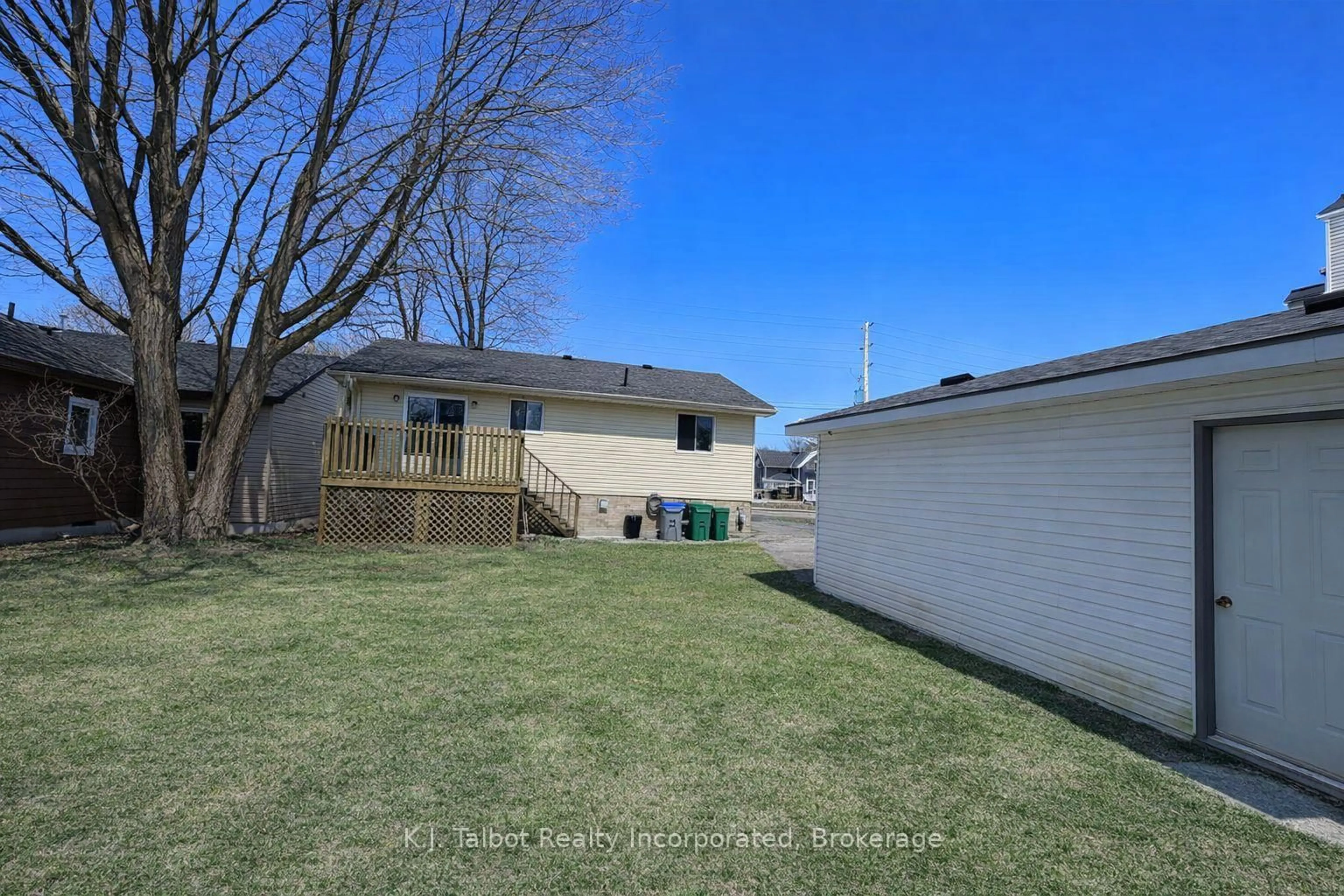 A pic from outside/outdoor area/front of a property/back of a property/a pic from drone, street for 113 Anglesea St, Goderich Ontario N7A 1V2