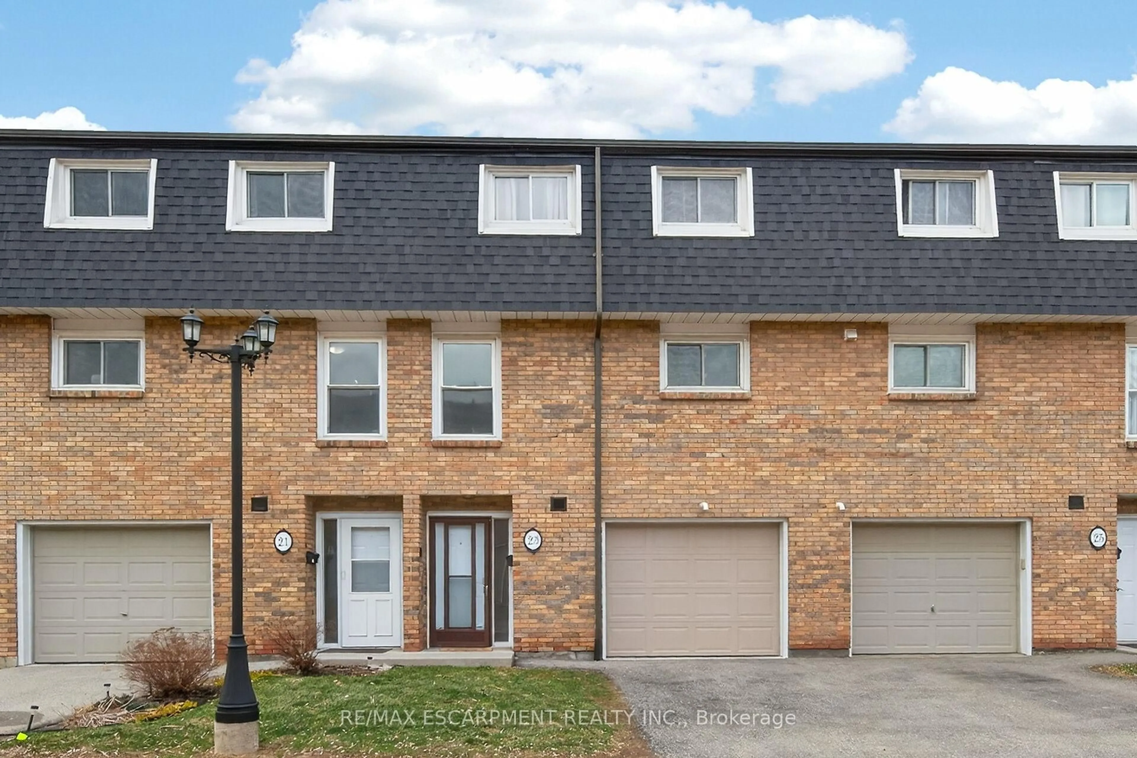 A pic from outside/outdoor area/front of a property/back of a property/a pic from drone, street for 23 Rosedale Crt, Hamilton Ontario L8B 4G1