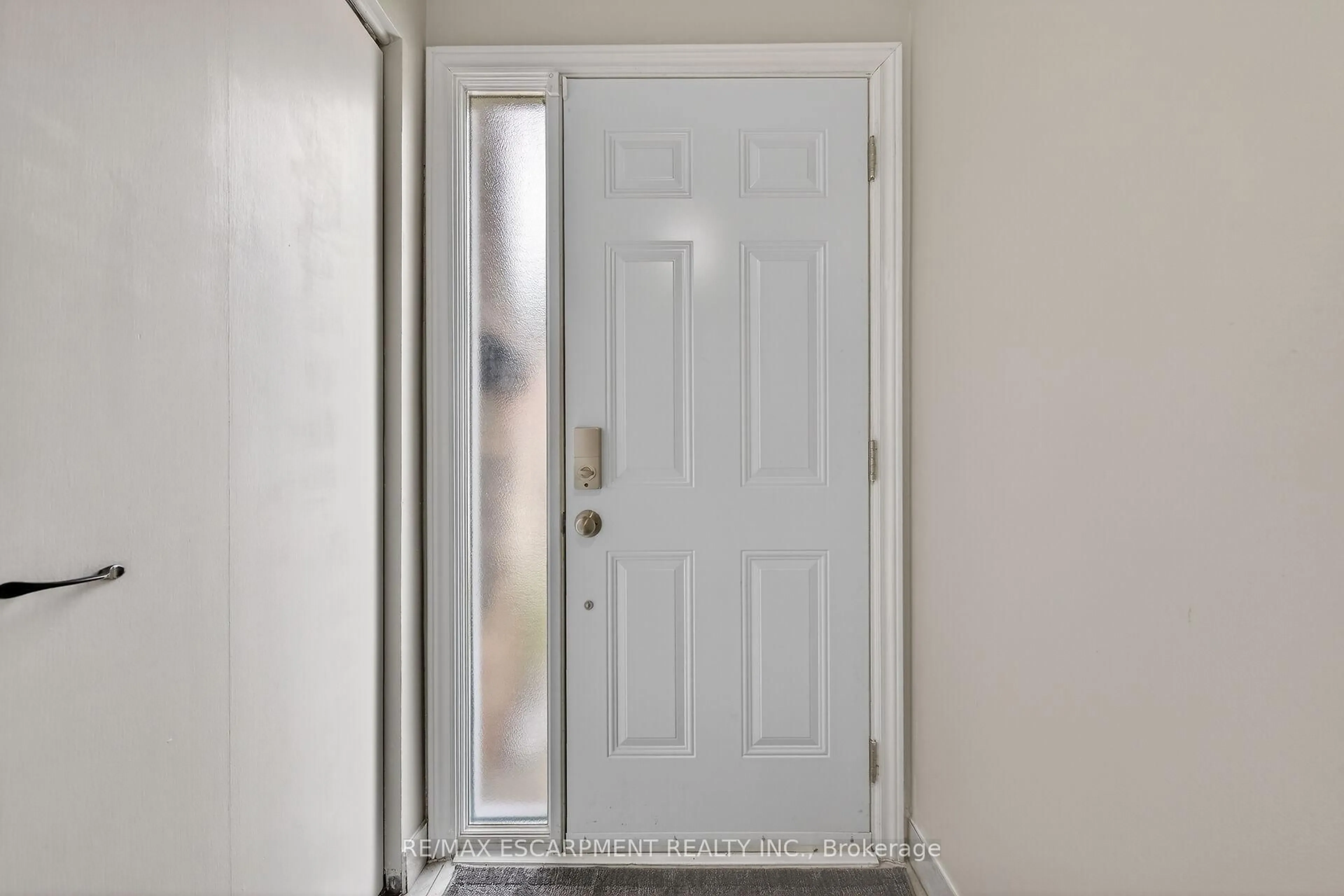 Indoor entryway for 23 Rosedale Crt, Hamilton Ontario L8B 4G1