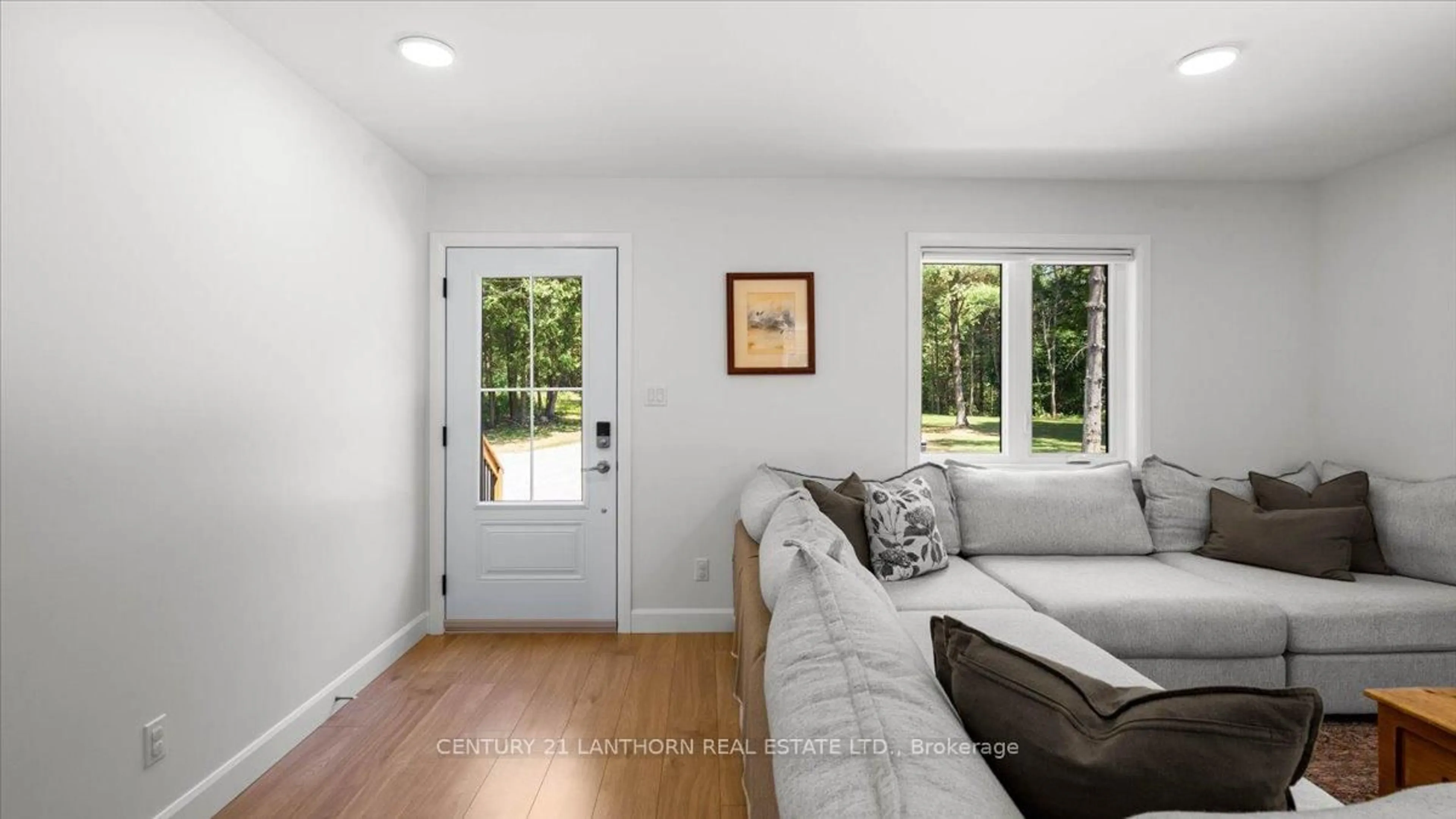 Indoor entryway for 101 Thompson Rd, Madoc Ontario K0K 2K0