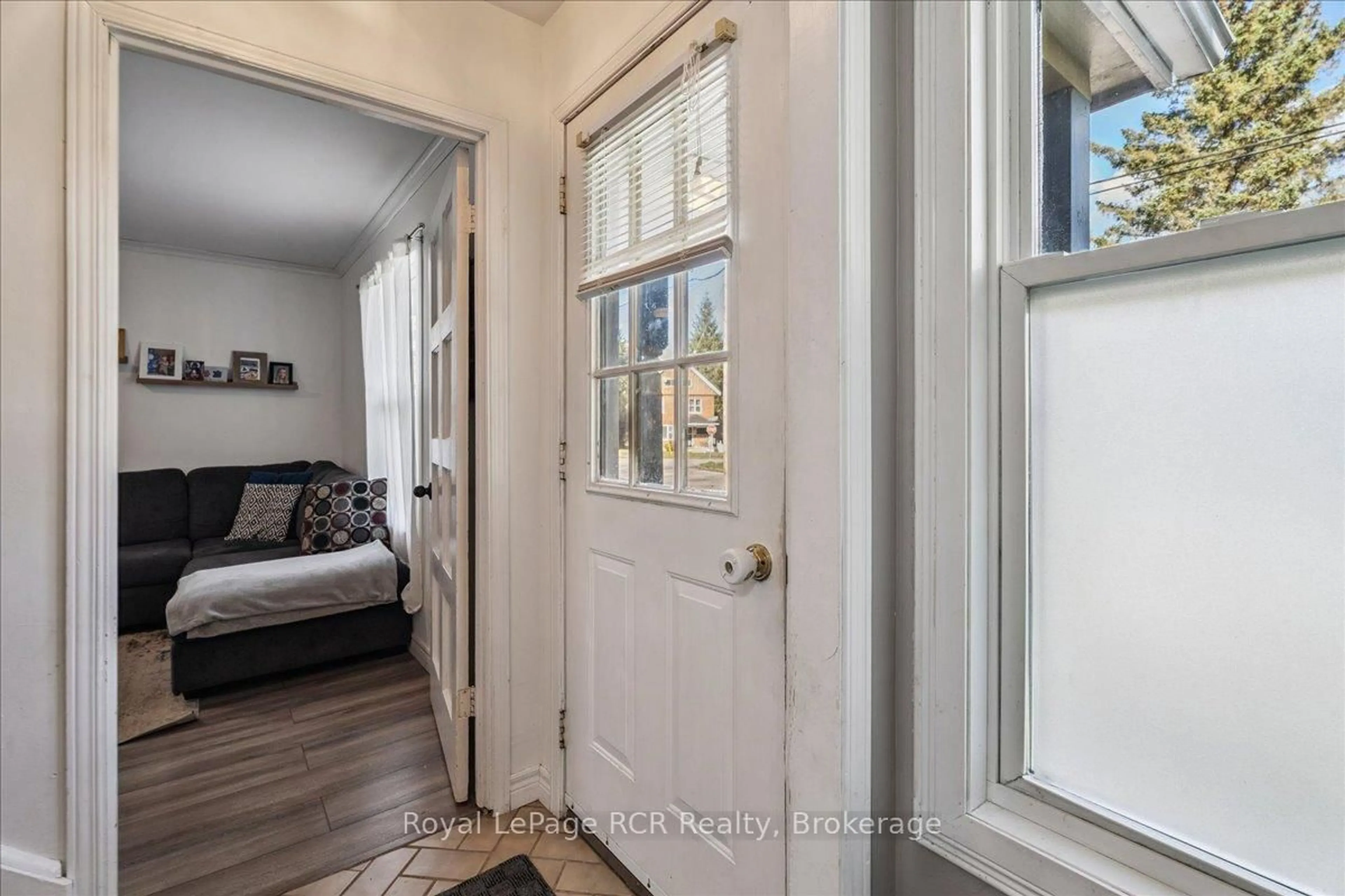 Indoor entryway for 1368 6th Ave, Owen Sound Ontario N4K 5H4