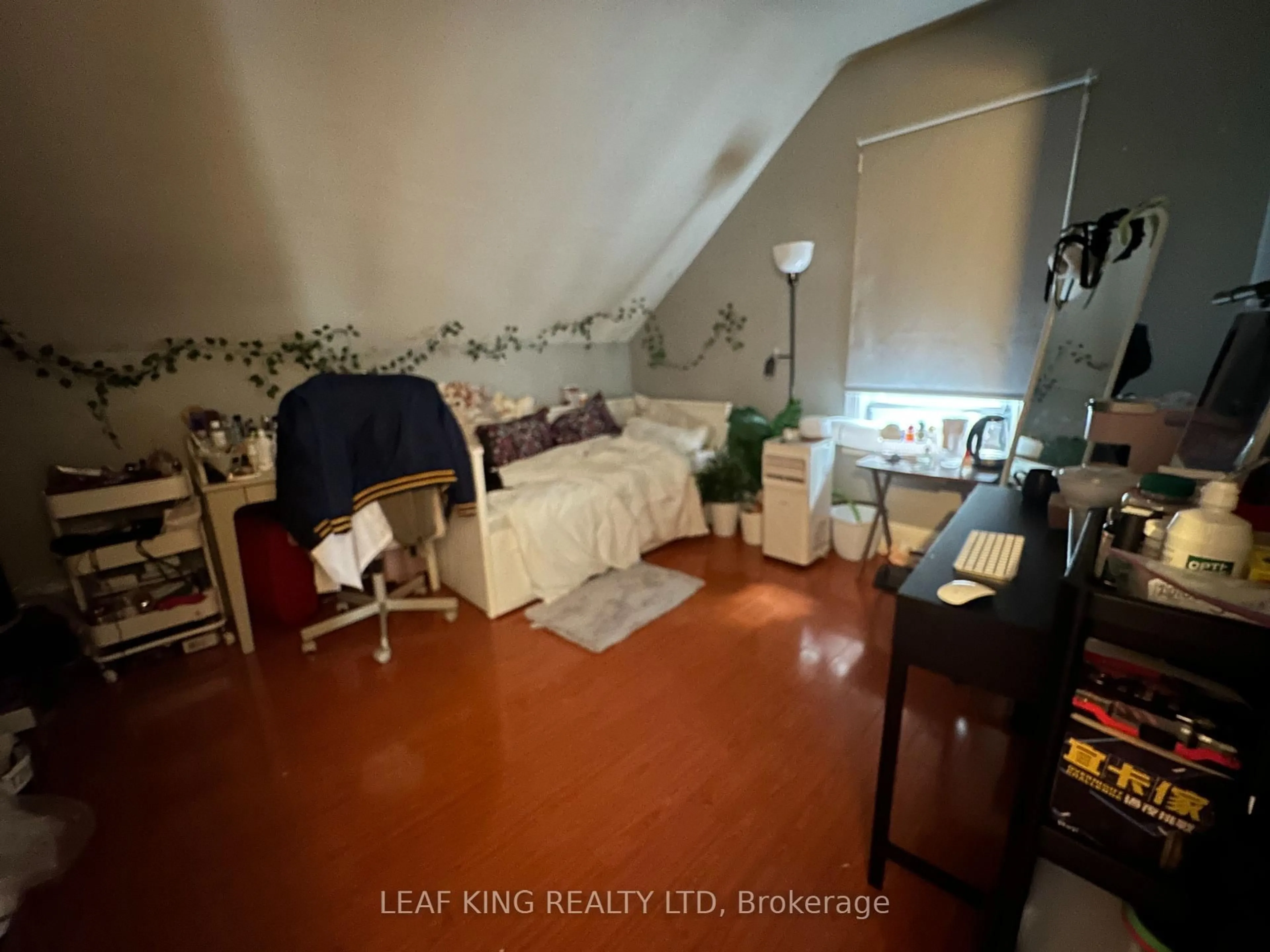 A pic of a room for 57 Emerson St, Hamilton Ontario L8S 2X5