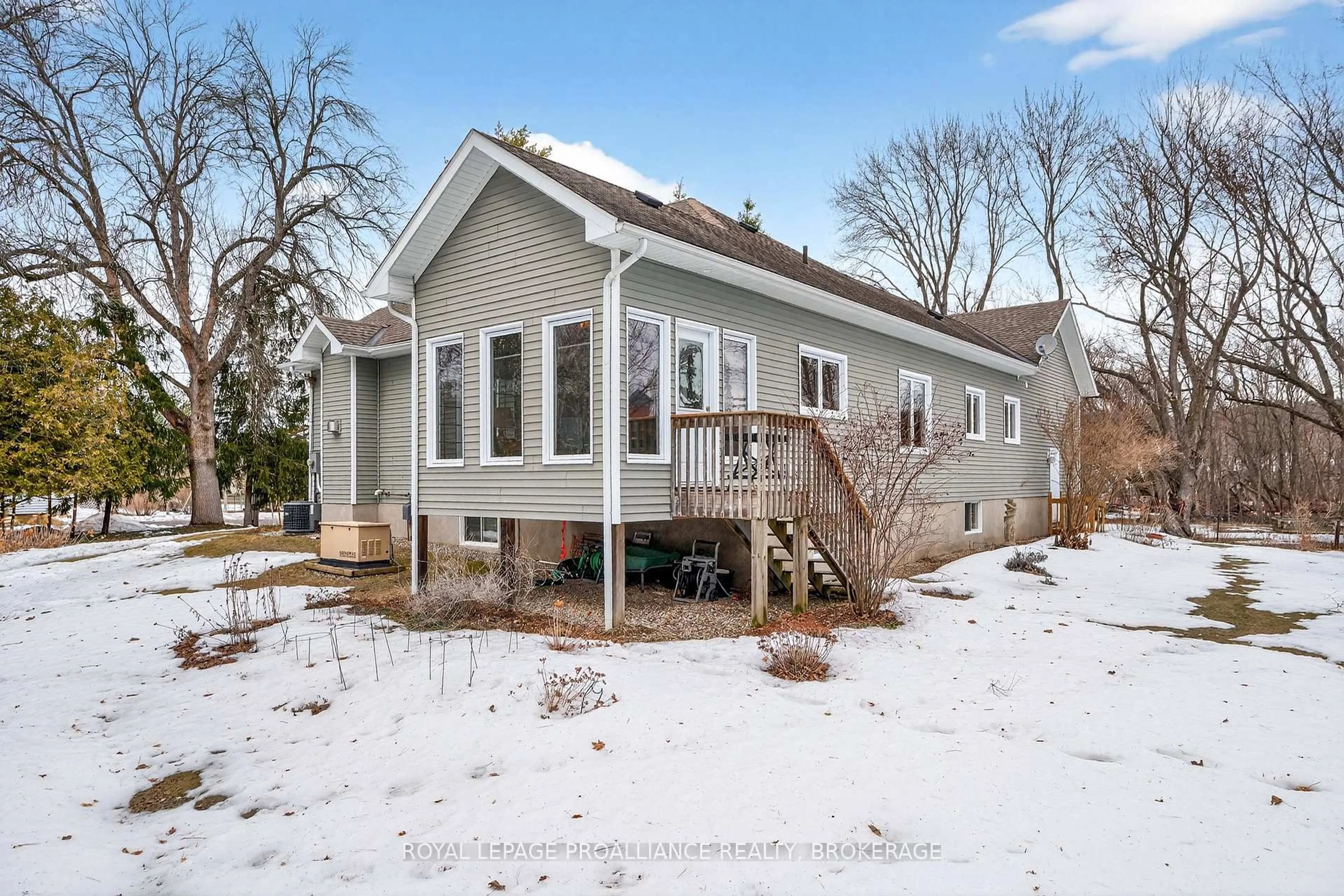 Home with vinyl exterior material, unknown for 25 George St, Westport Ontario K0G 1X0