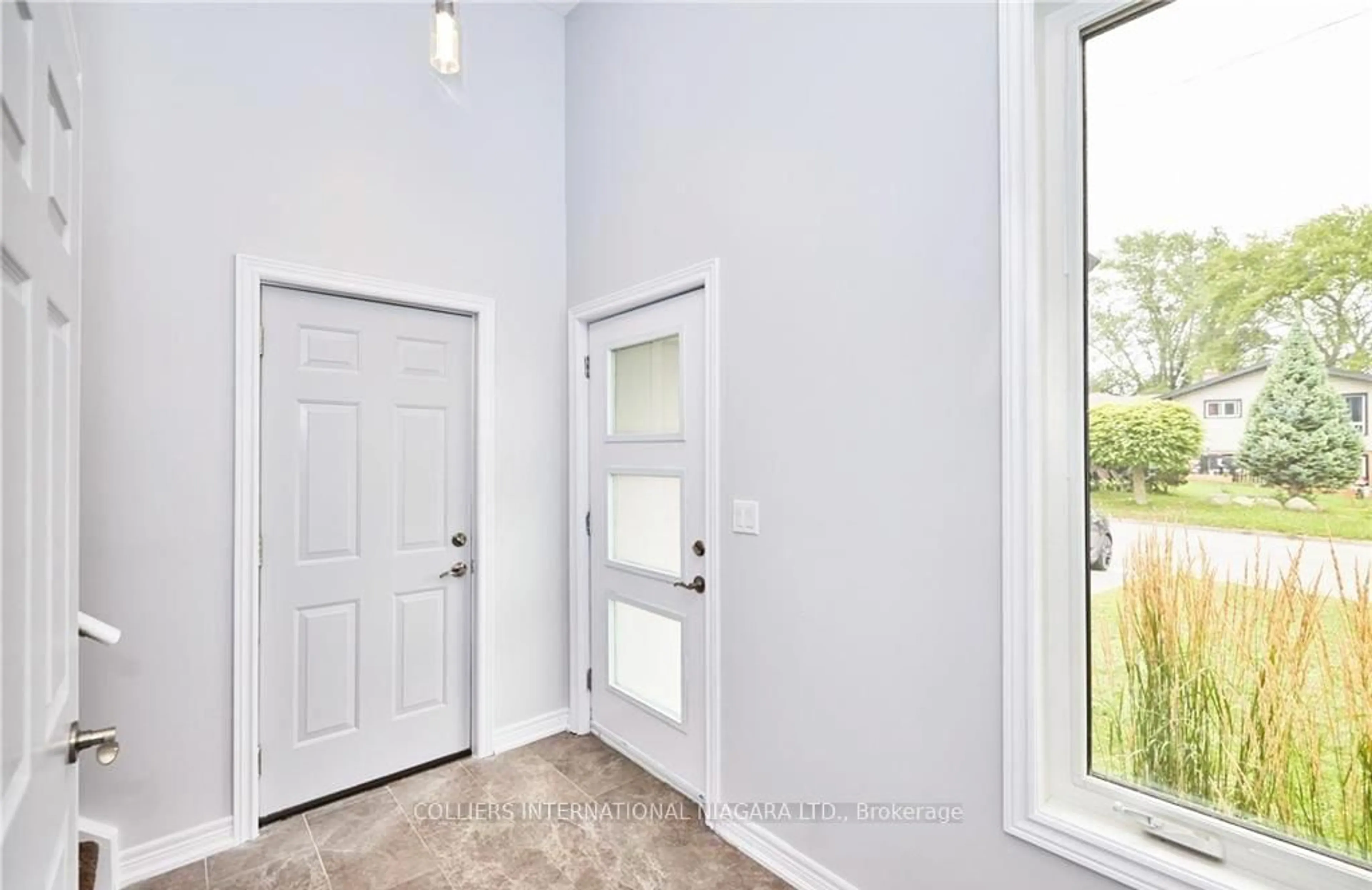 Indoor entryway for 34-38 Bruce St, Welland Ontario L3B 3R1