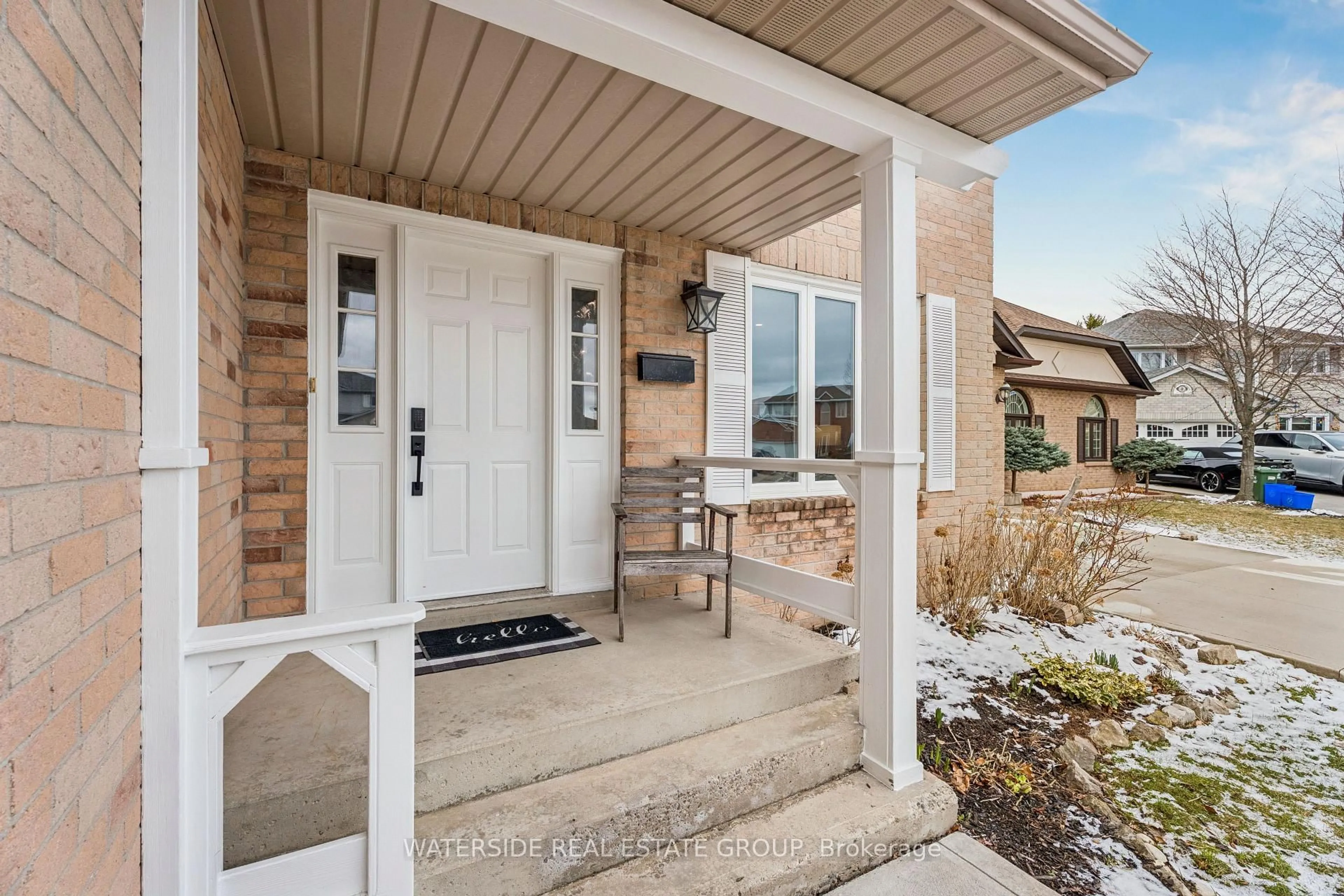 Indoor entryway for 18 Marisa Crt, Hamilton Ontario L9A 5E5