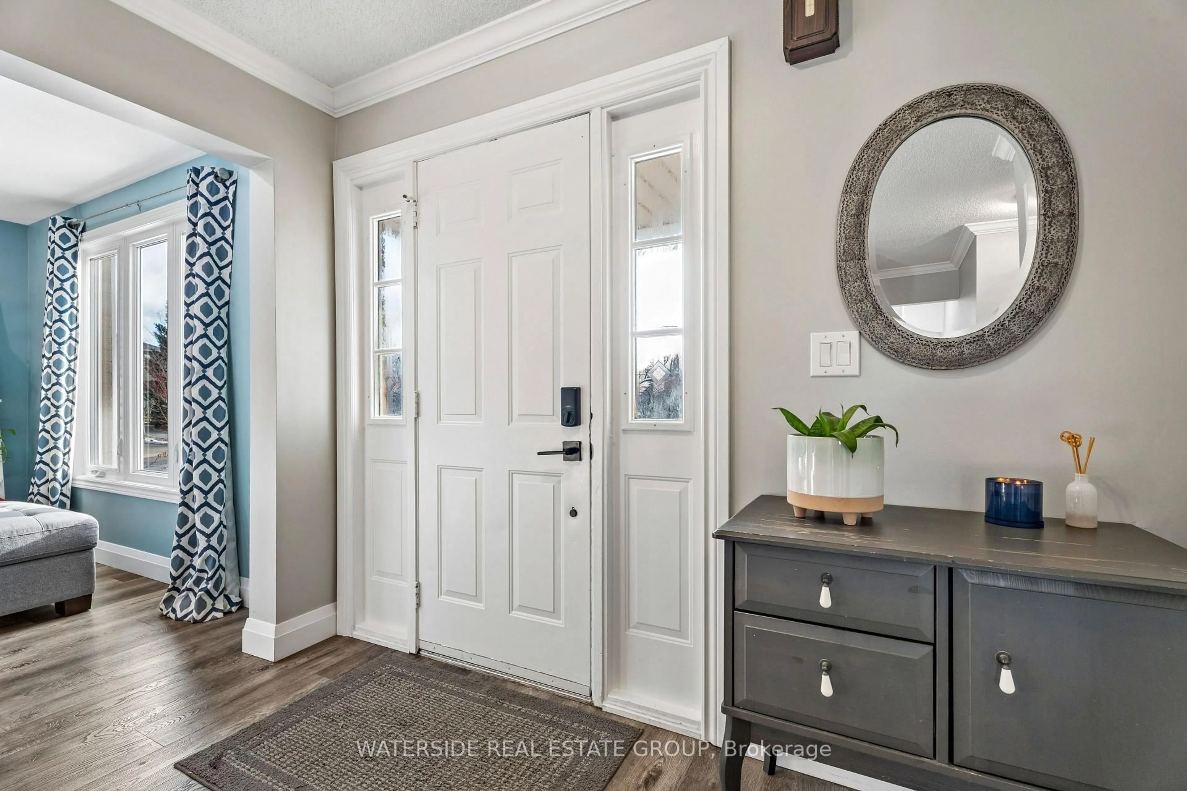 Indoor entryway for 18 Marisa Crt, Hamilton Ontario L9A 5E5