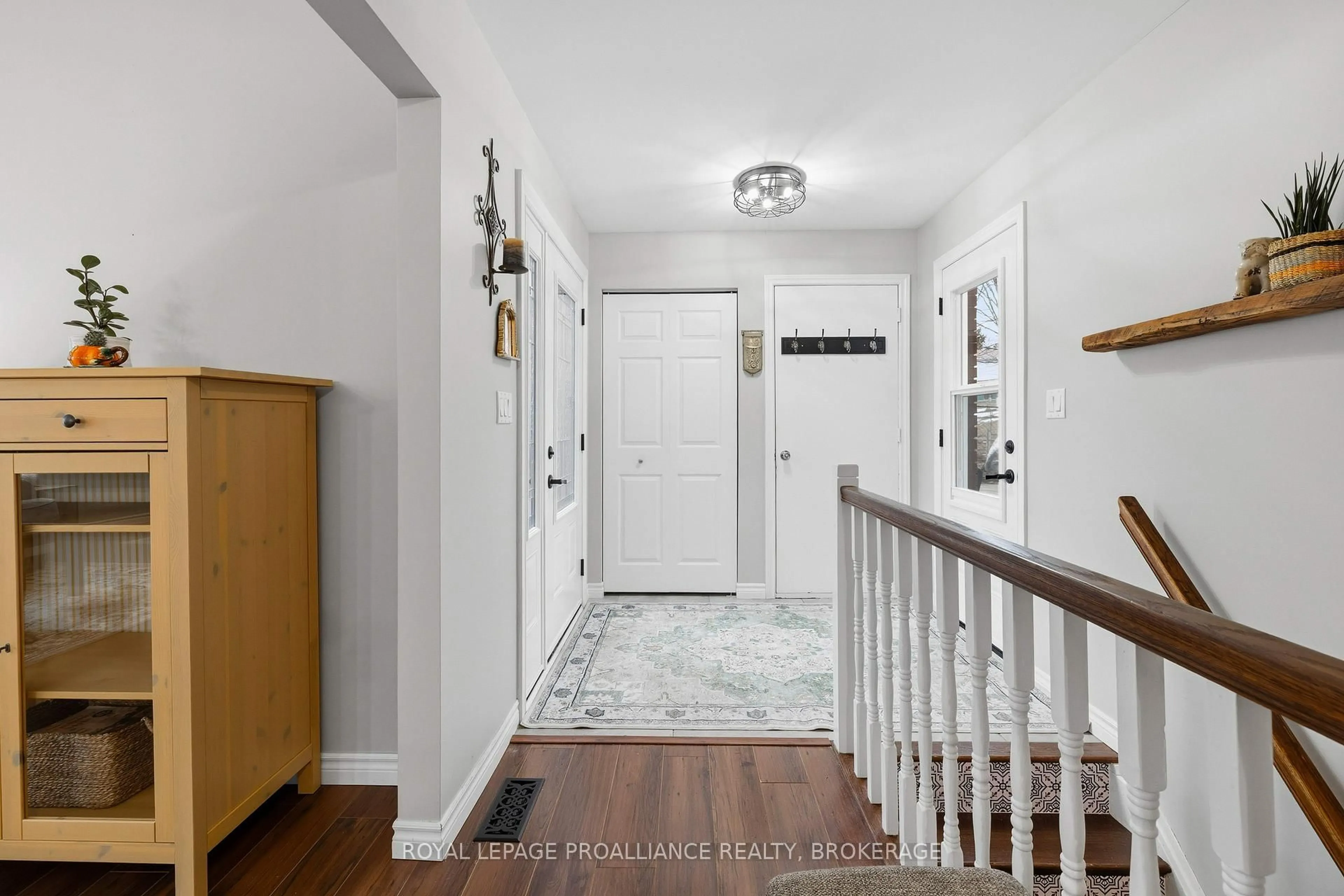 Indoor entryway for 774 High Gate Park Dr, Kingston Ontario K7M 5Z8