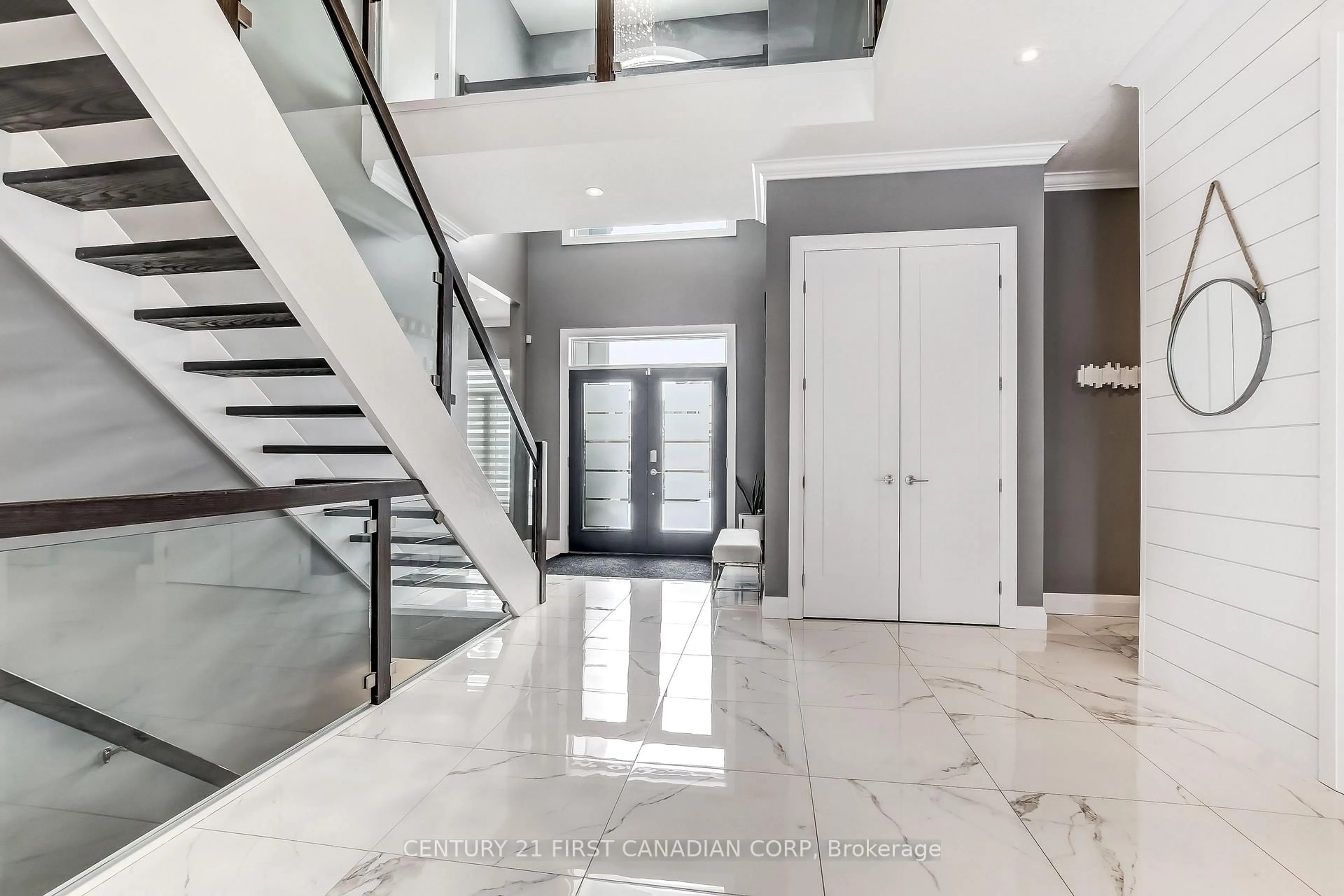 Indoor foyer for 1567 Blackwell Blvd, London North Ontario N5X 0G5
