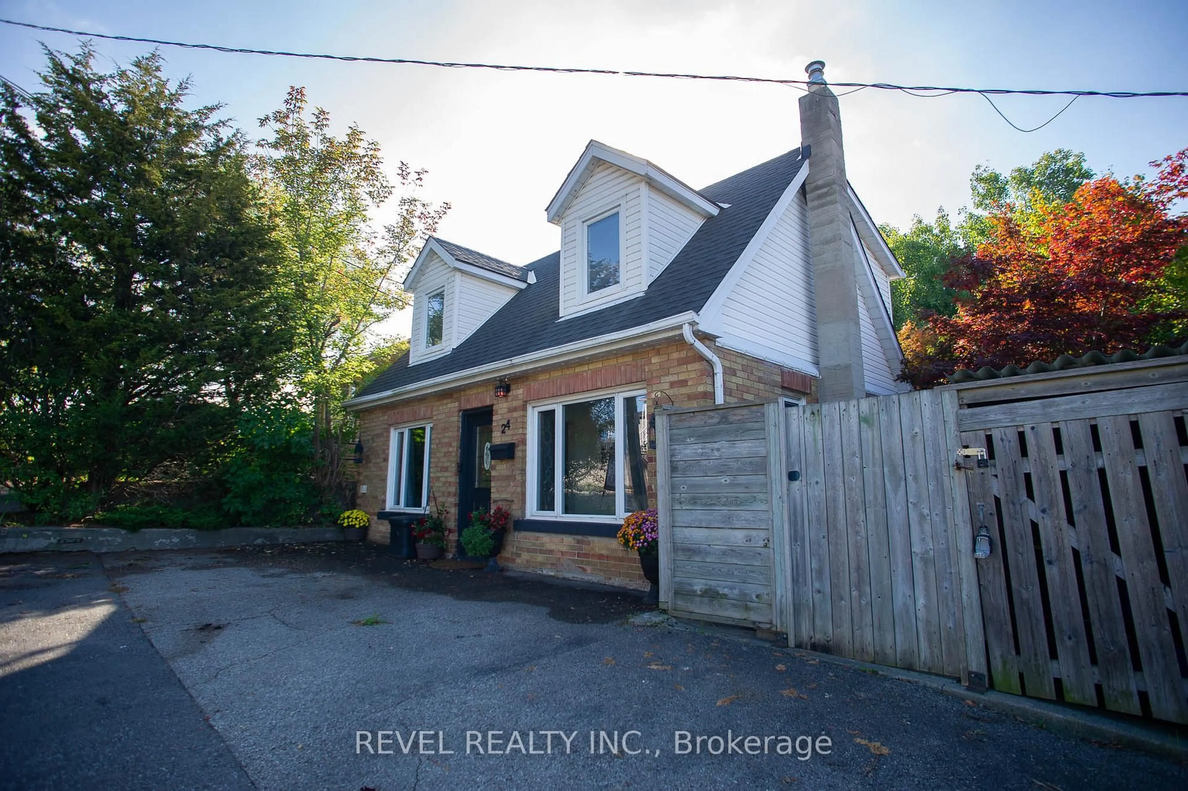 A pic from outside/outdoor area/front of a property/back of a property/a pic from drone, street for 24 Avenue Rd, Cambridge Ontario N1R 1B7