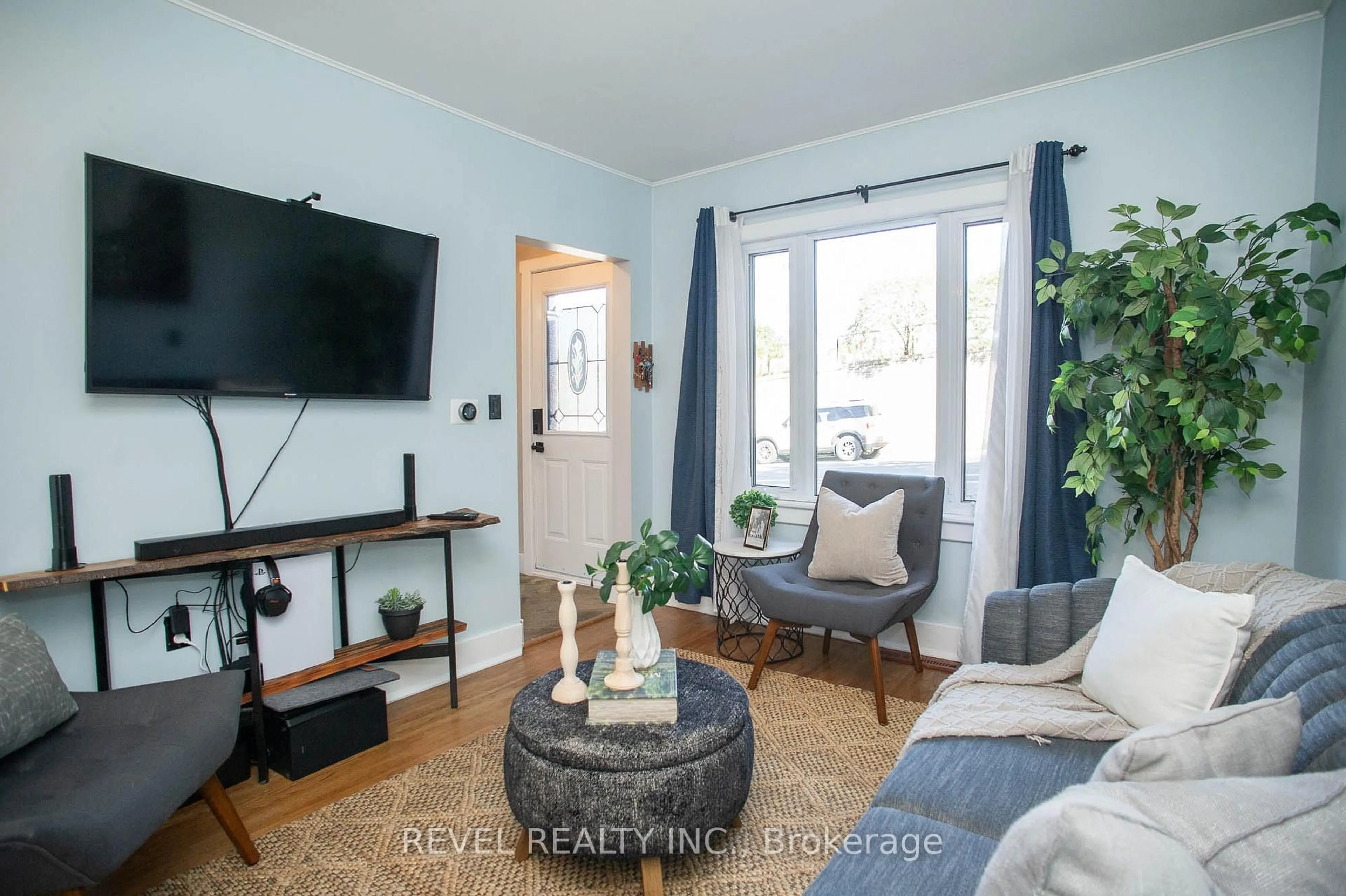 Living room with furniture, wood/laminate floor for 24 Avenue Rd, Cambridge Ontario N1R 1B7