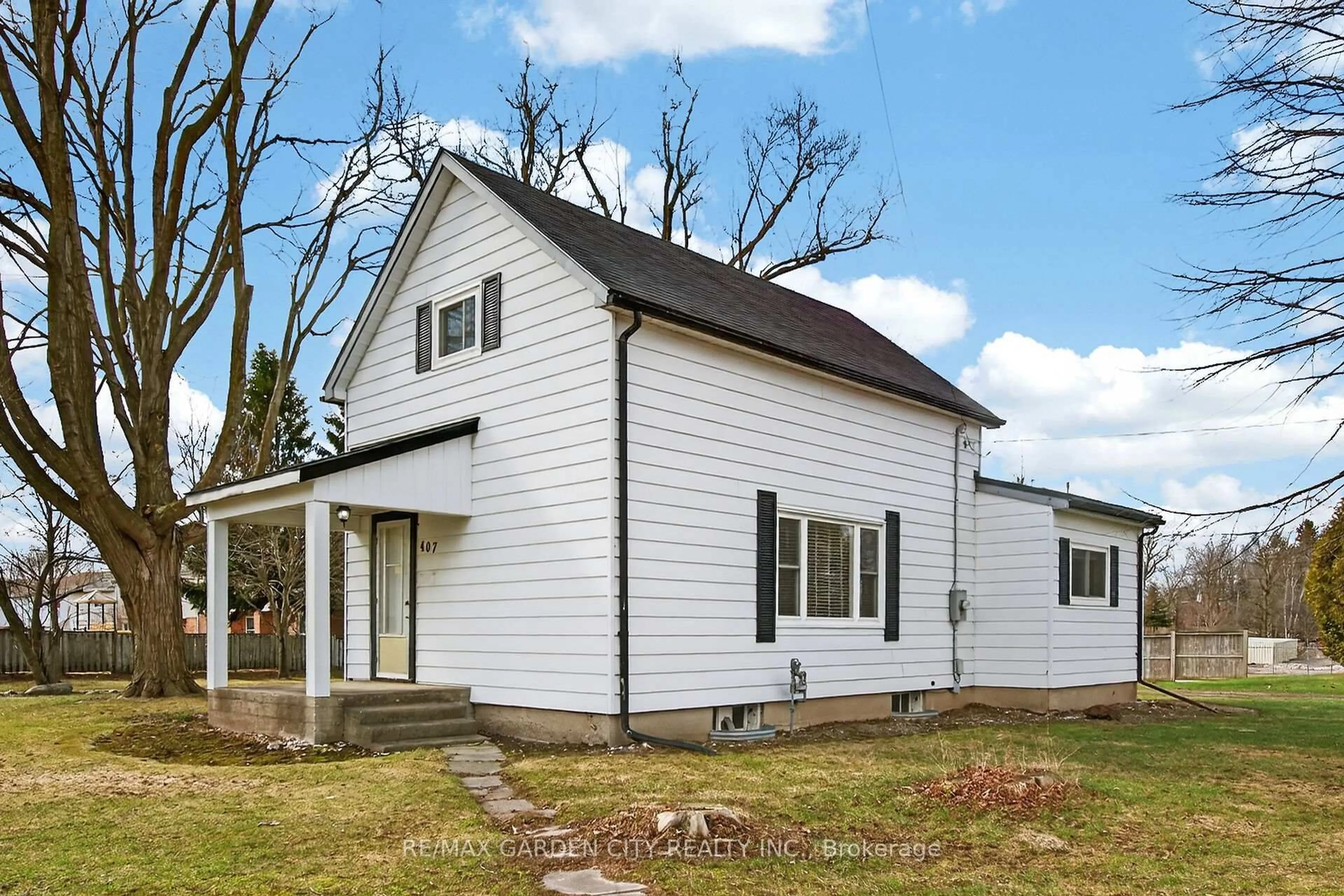 Home with vinyl exterior material, building for 407 Bell St, Ingersoll Ontario N5C 2P7