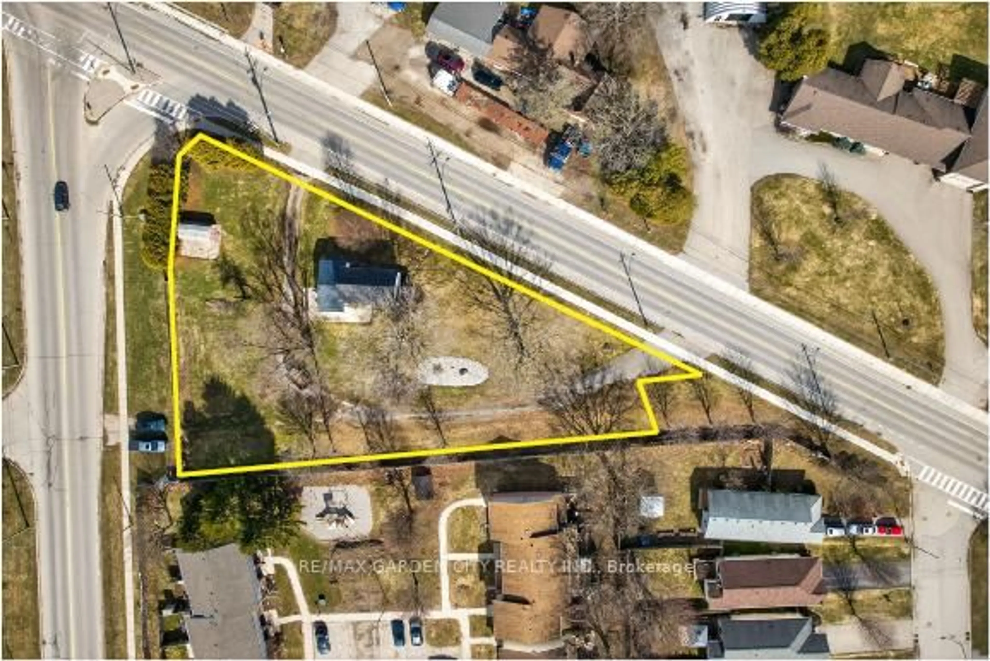 A pic from outside/outdoor area/front of a property/back of a property/a pic from drone, street for 407 Bell St, Ingersoll Ontario N5C 2P7