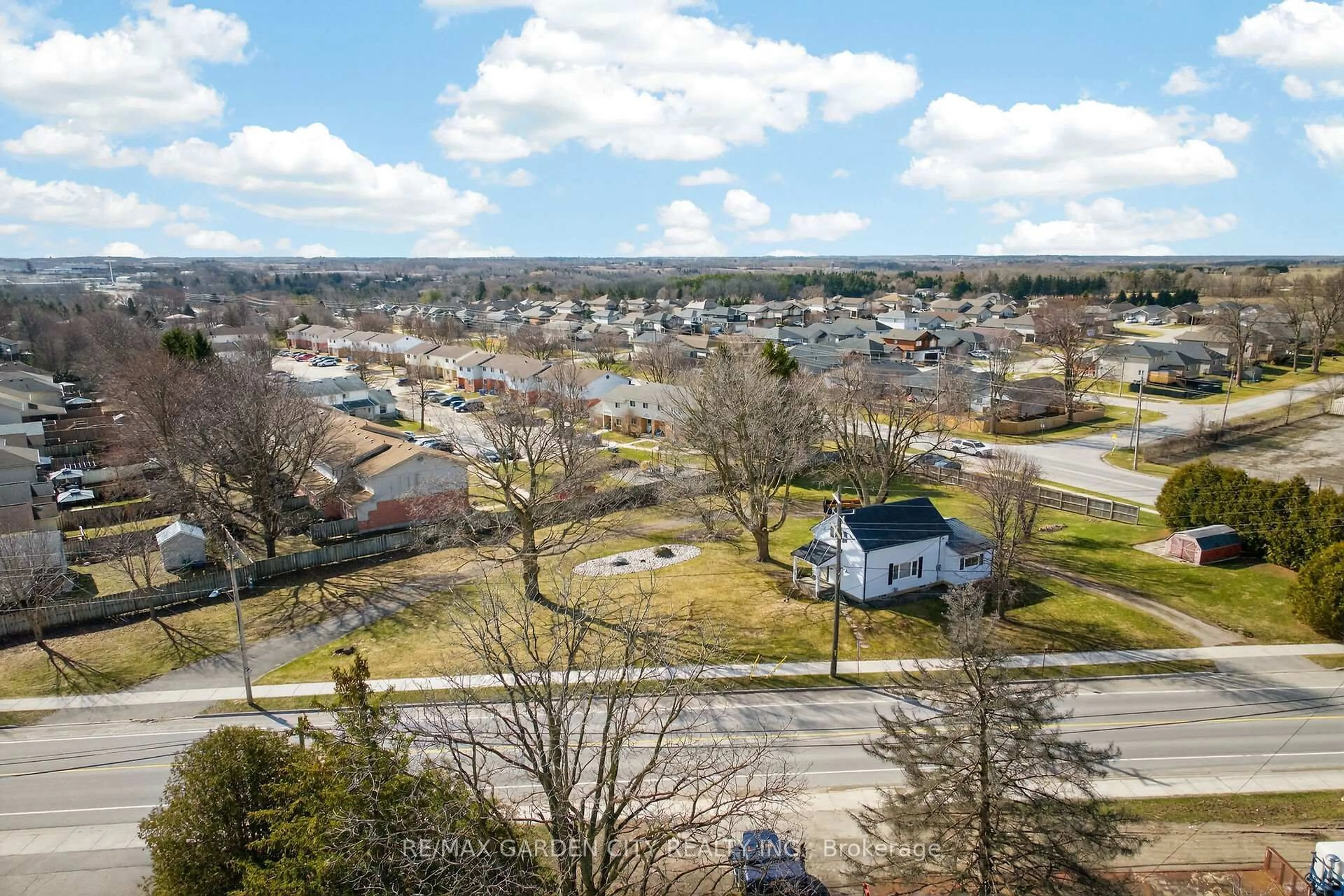 A pic from outside/outdoor area/front of a property/back of a property/a pic from drone, mountain view for 407 Bell St, Ingersoll Ontario N5C 2P7