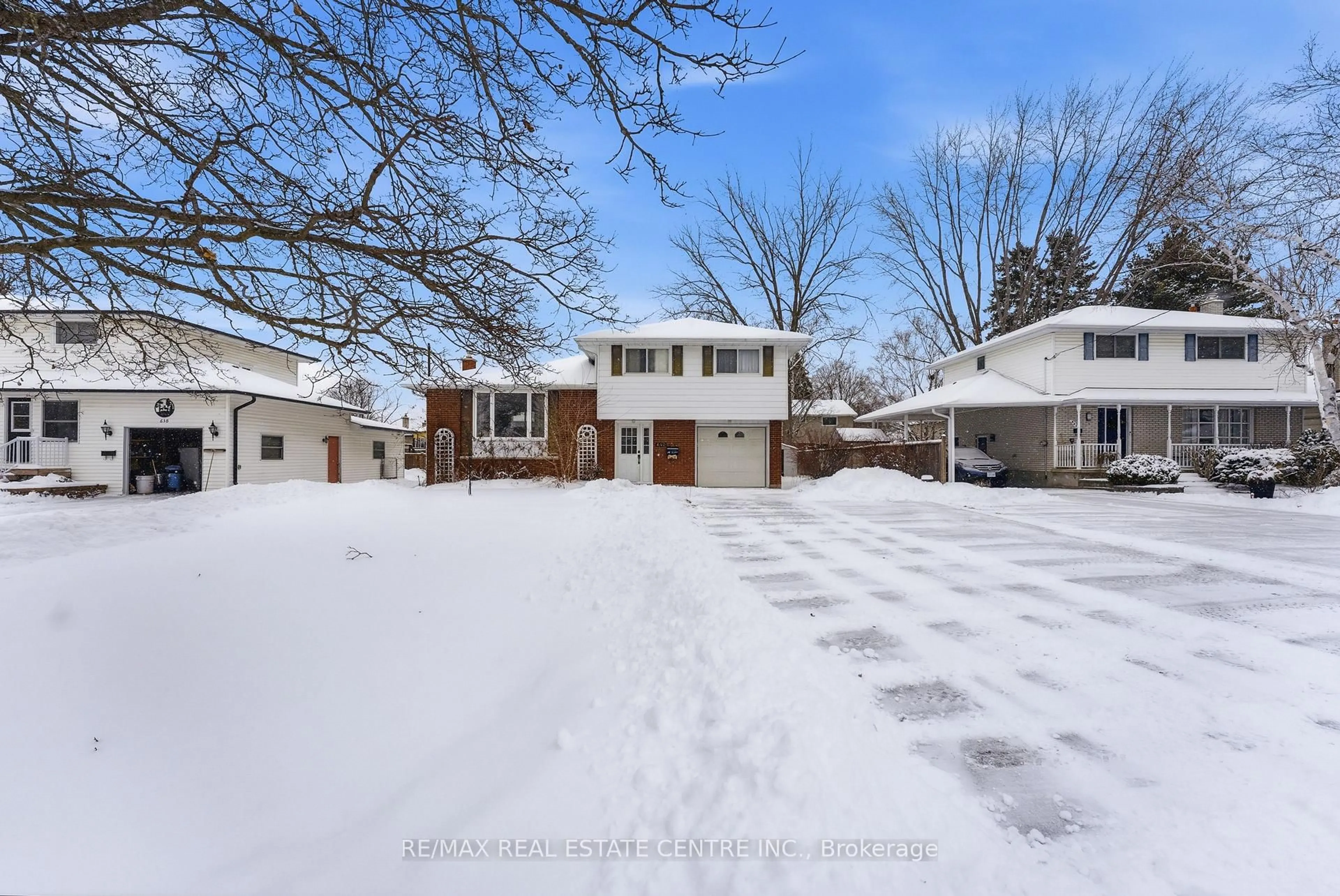 A pic from outside/outdoor area/front of a property/back of a property/a pic from drone, street for 640 Bridge St, Belleville Ontario K8N 1S5