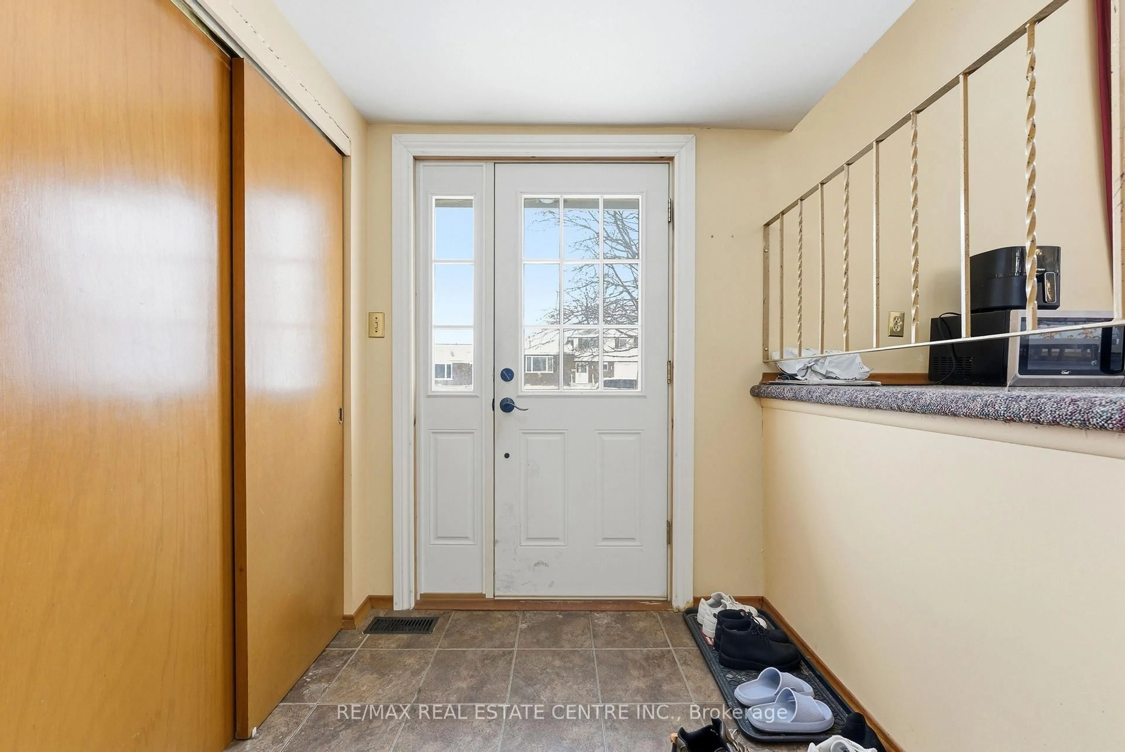 Indoor entryway for 640 Bridge St, Belleville Ontario K8N 1S5