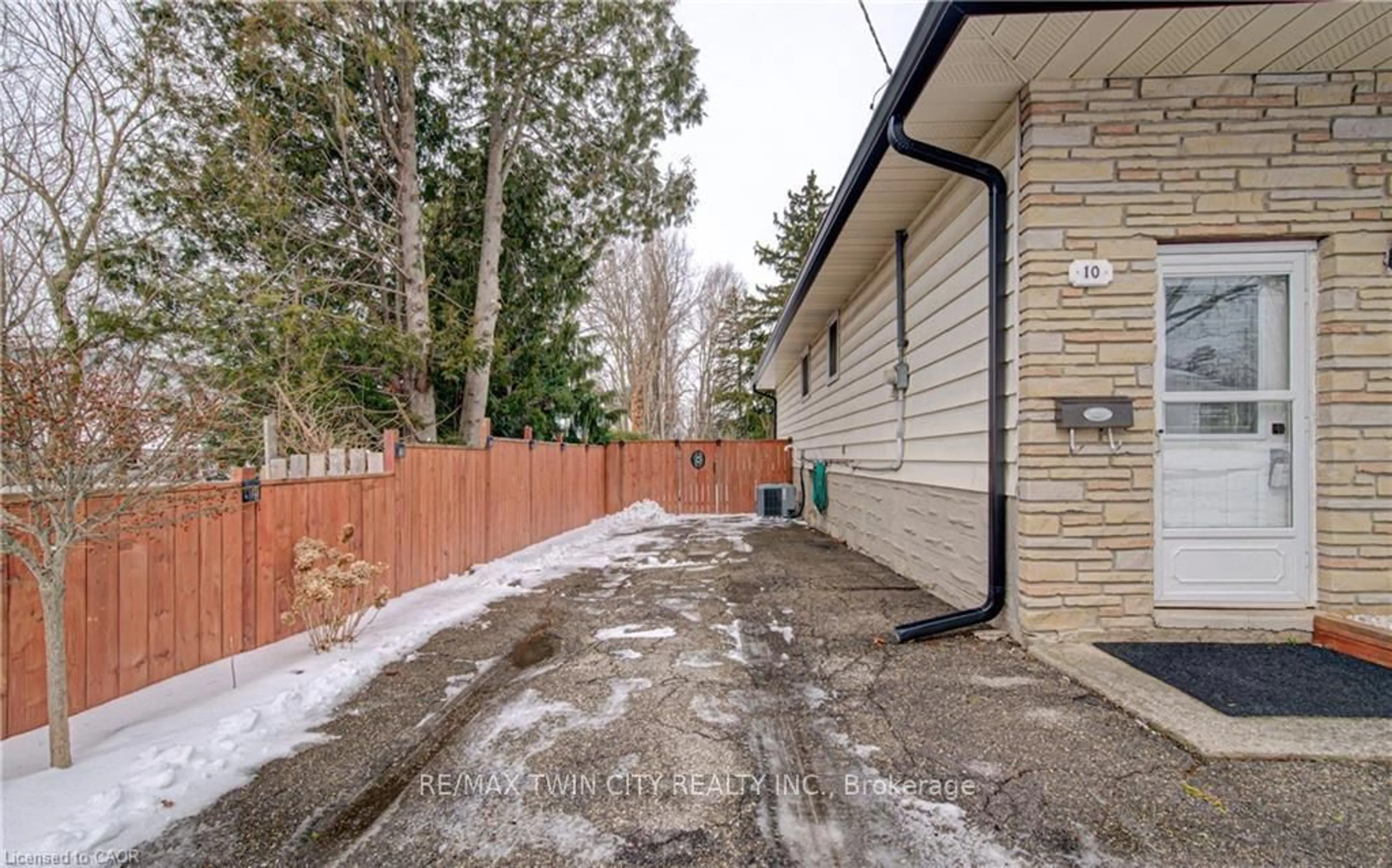 Unknown for 10 SOUTH St, Cambridge Ontario N1R 2N5