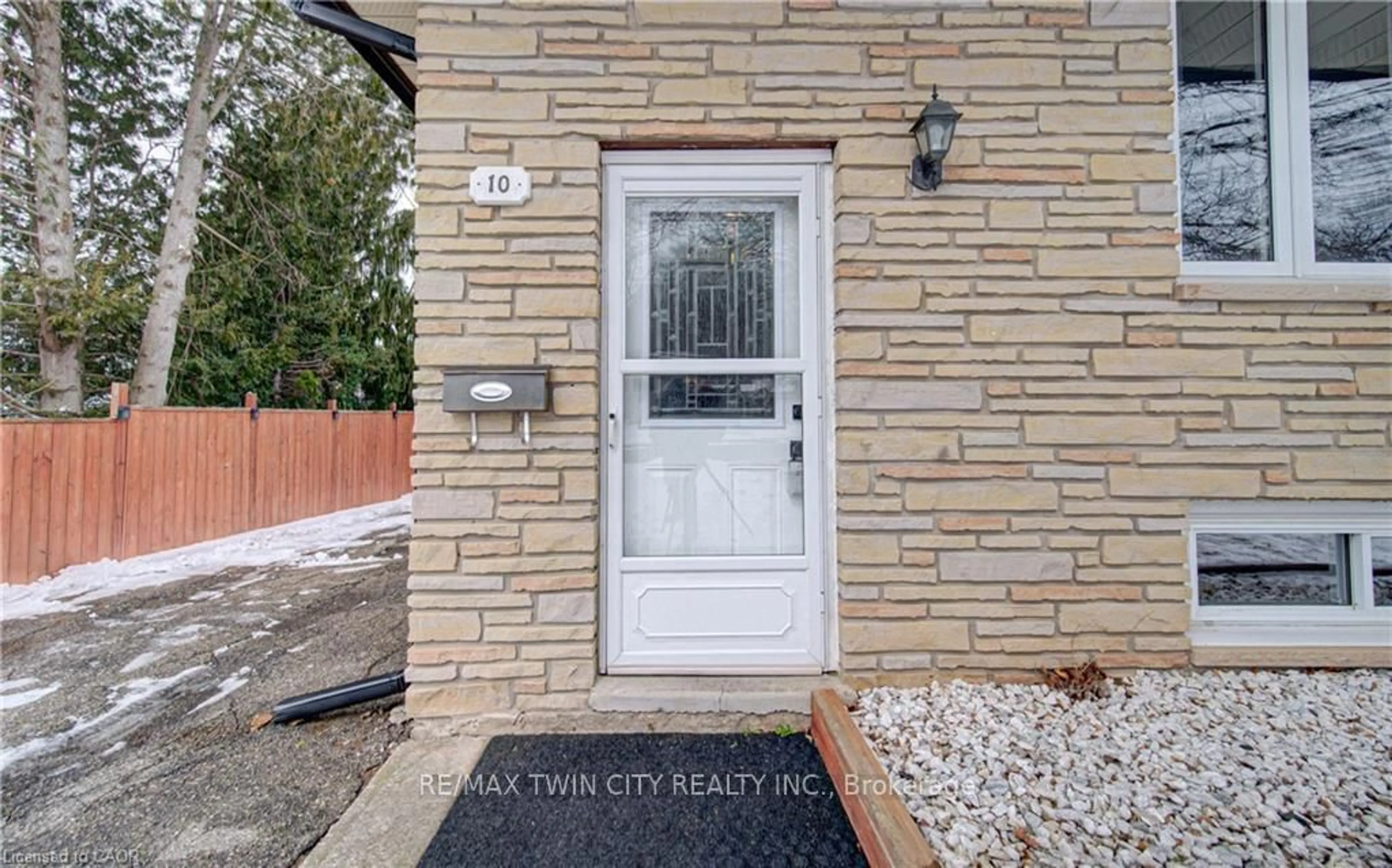 Indoor entryway for 10 SOUTH St, Cambridge Ontario N1R 2N5