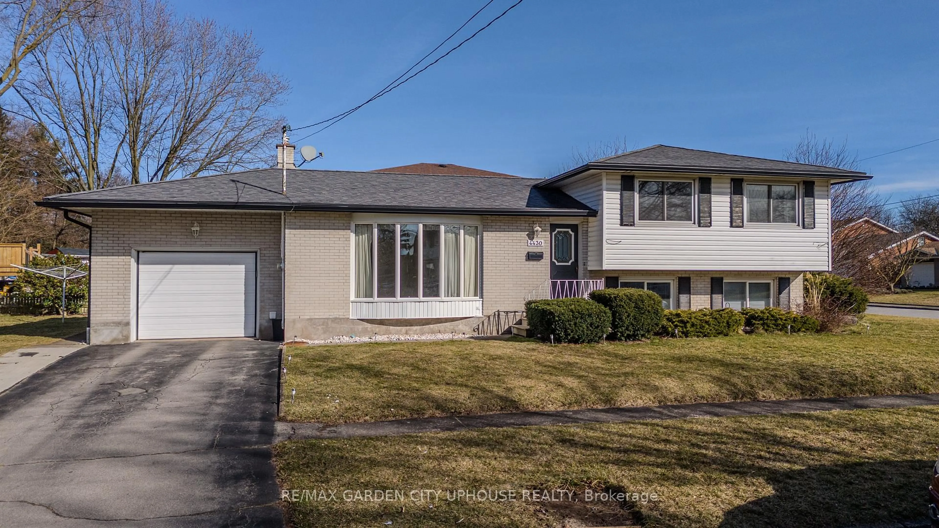 Home with vinyl exterior material, street for 4430 Dovewood Dr, Niagara Falls Ontario L2E 6M1