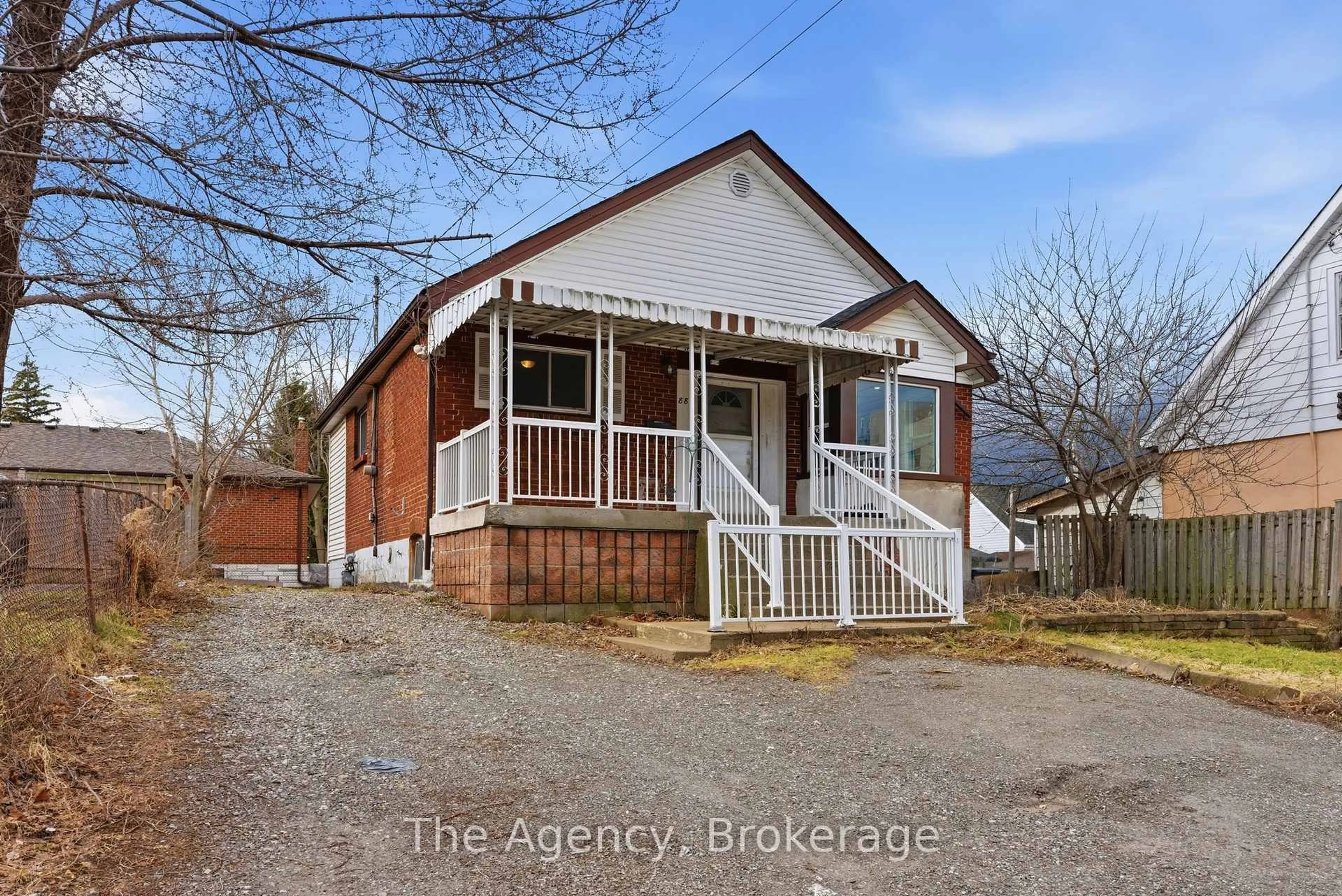 A pic from outside/outdoor area/front of a property/back of a property/a pic from drone, street for 880 LAWRENCE Rd, Hamilton Ontario L8K 2A3