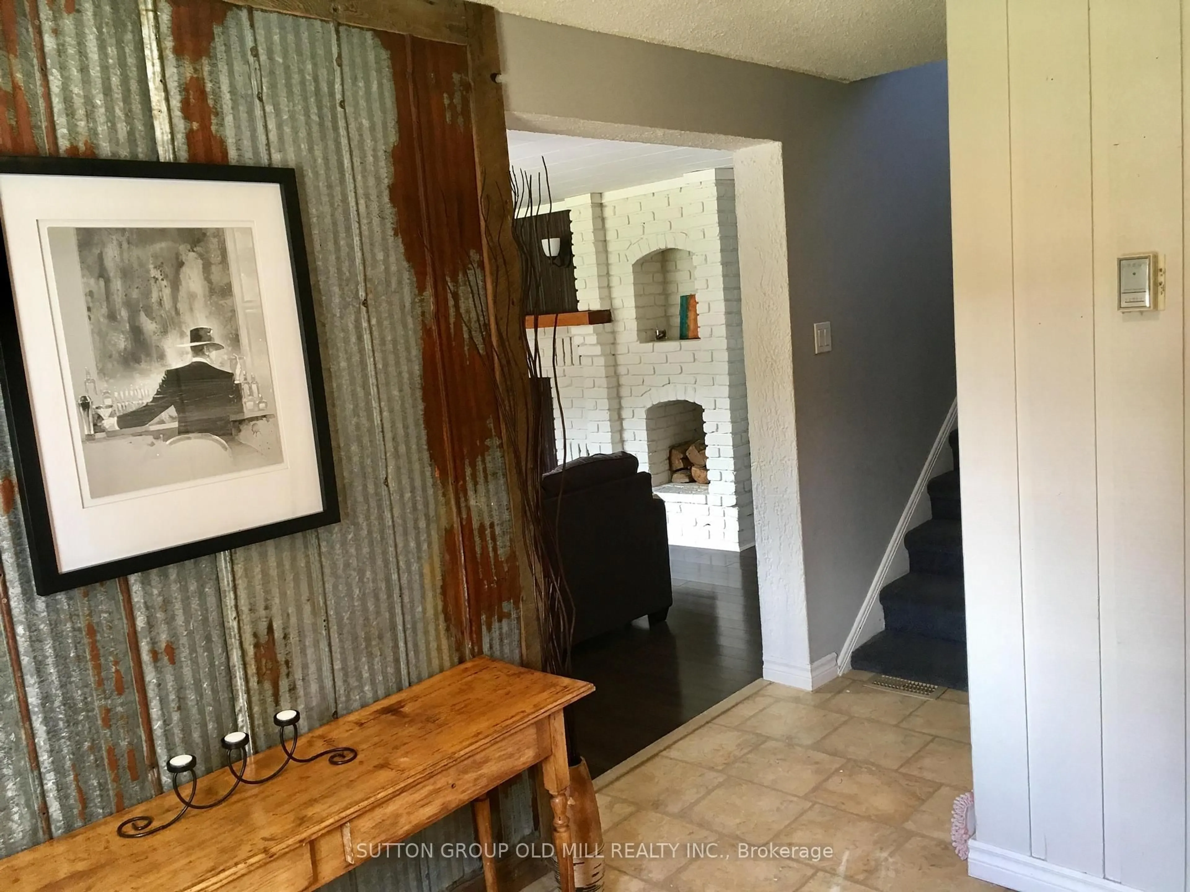 Indoor entryway for 124 Bruce St, Blue Mountains Ontario N0H 2P0