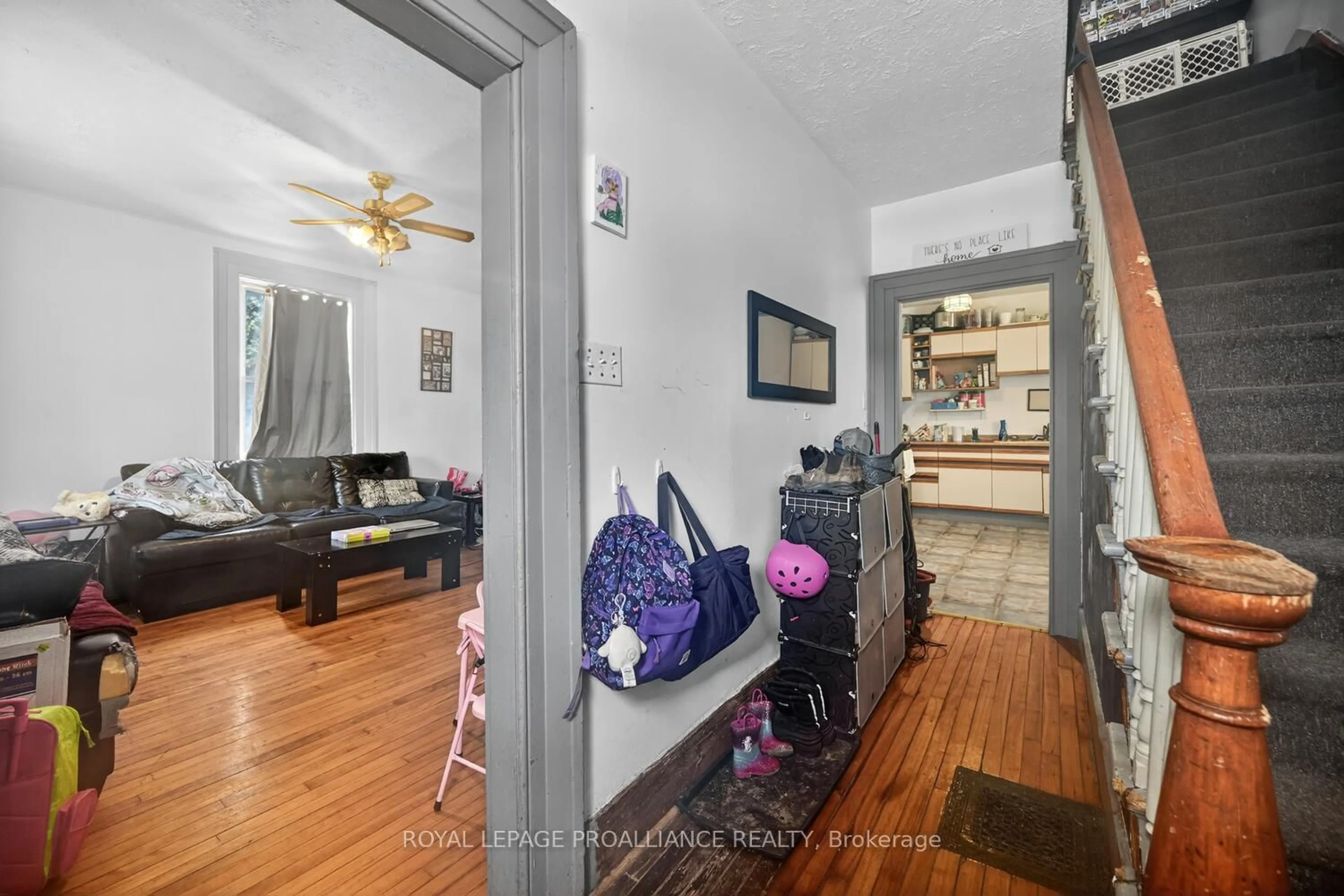 Indoor entryway for 675 Zaire St, Prescott Ontario K0E 1T0