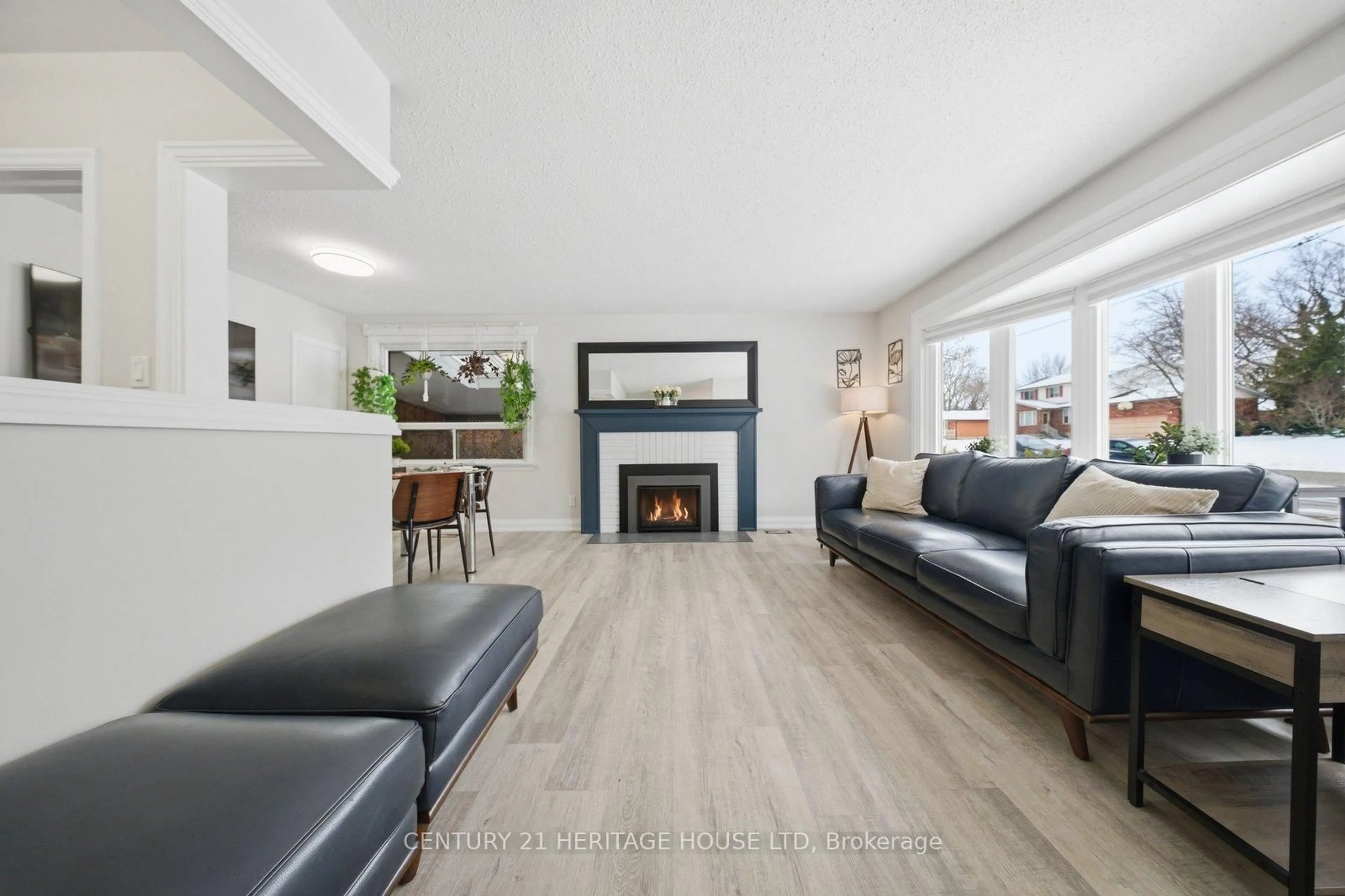 Living room with furniture, unknown for 19 Hiram Rd, Brant Ontario N3L 2P7