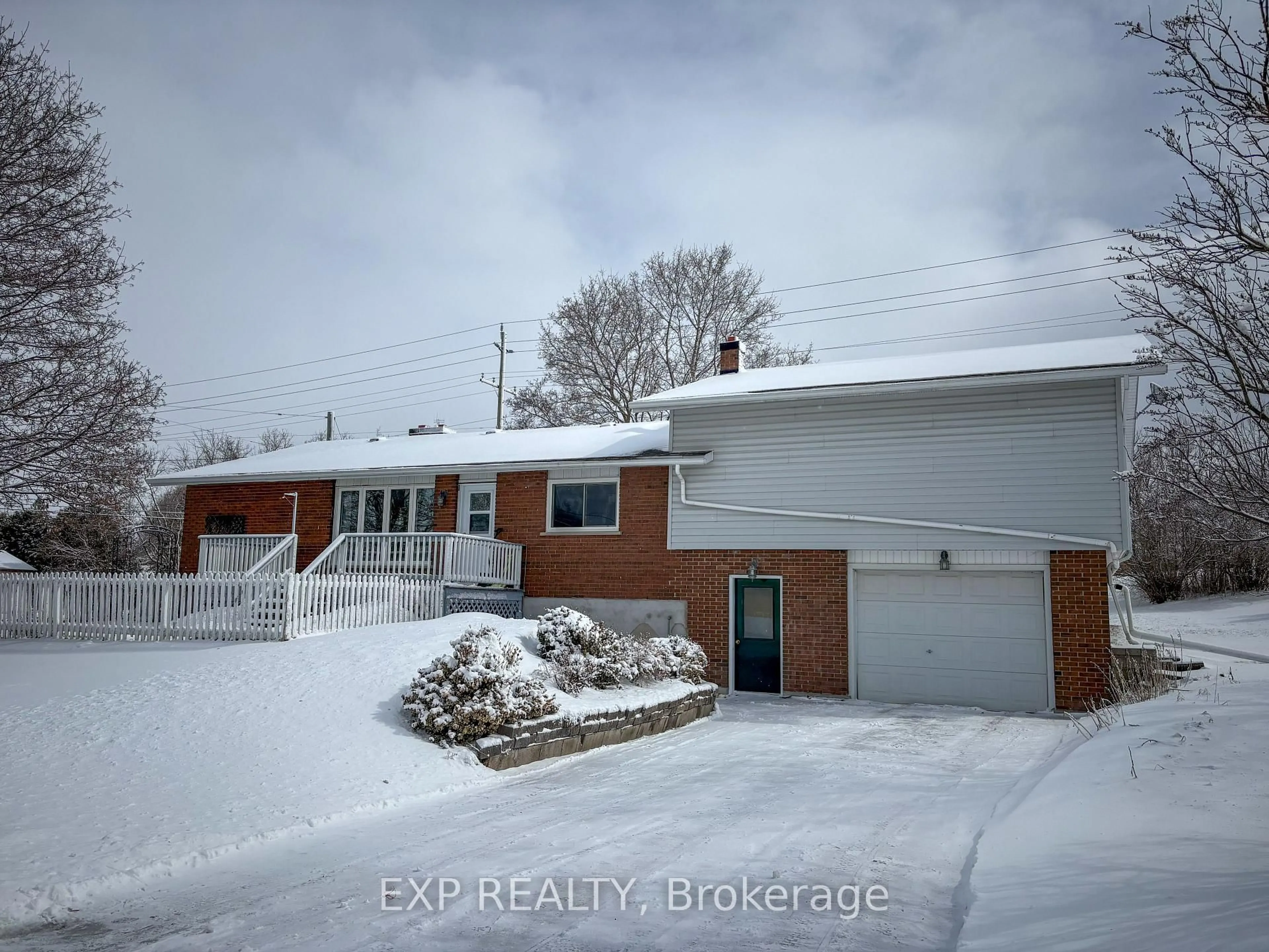 A pic from outside/outdoor area/front of a property/back of a property/a pic from drone, street for 934 Raglan St, Renfrew Ontario K7V 1S4