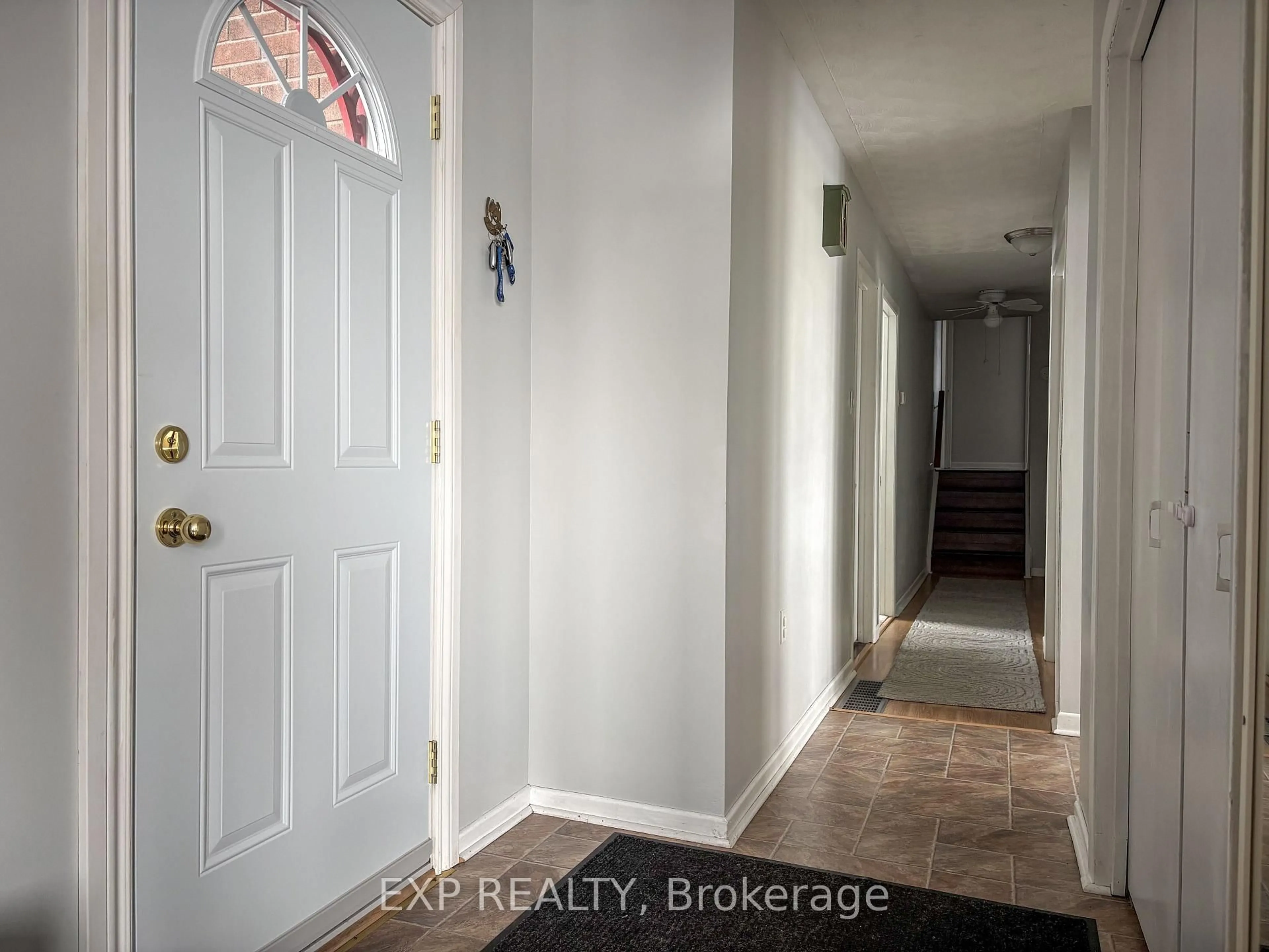 Indoor entryway for 934 Raglan St, Renfrew Ontario K7V 1S4