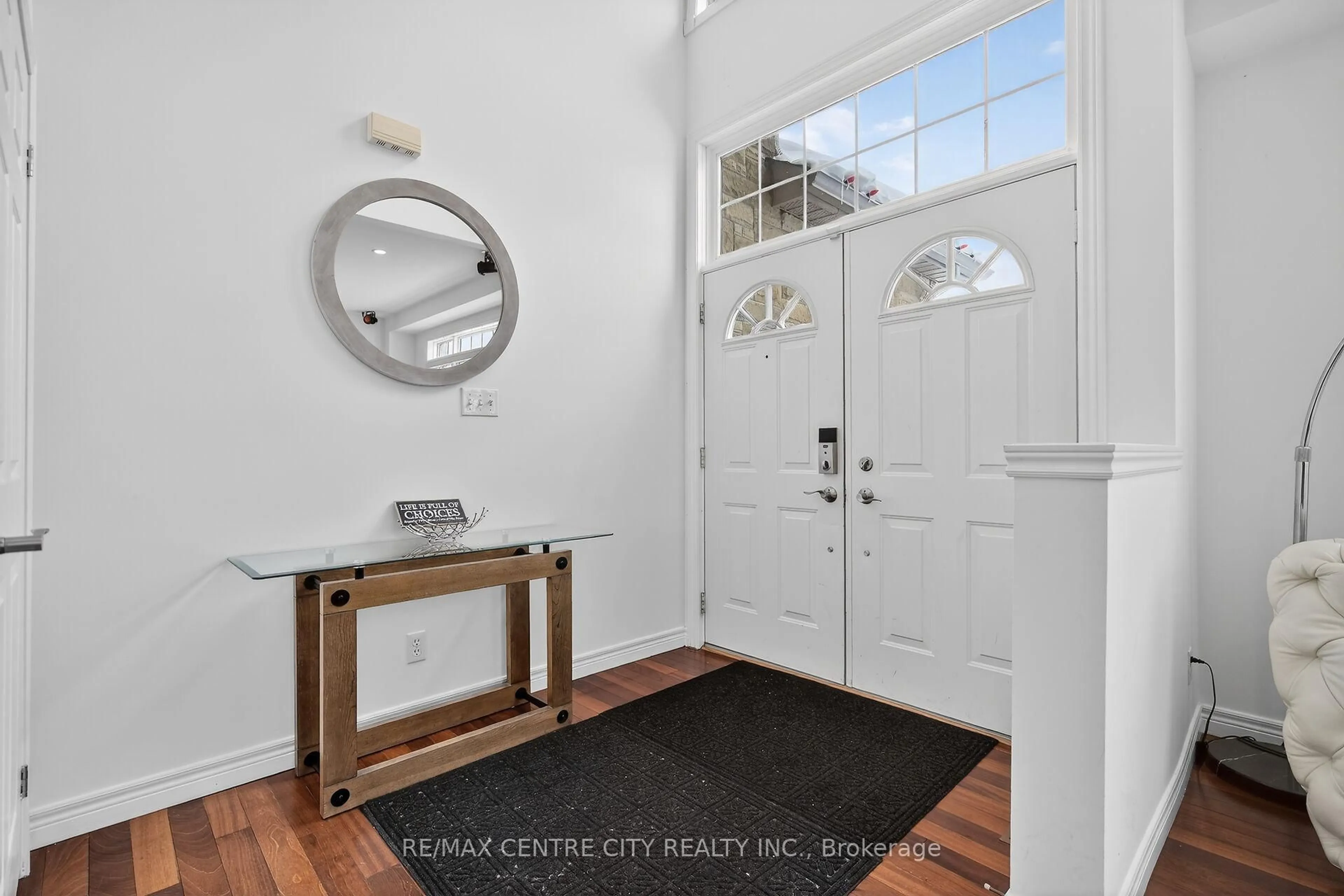 Indoor entryway for 1260 Birchwood Dr, London South Ontario N6K 5C2