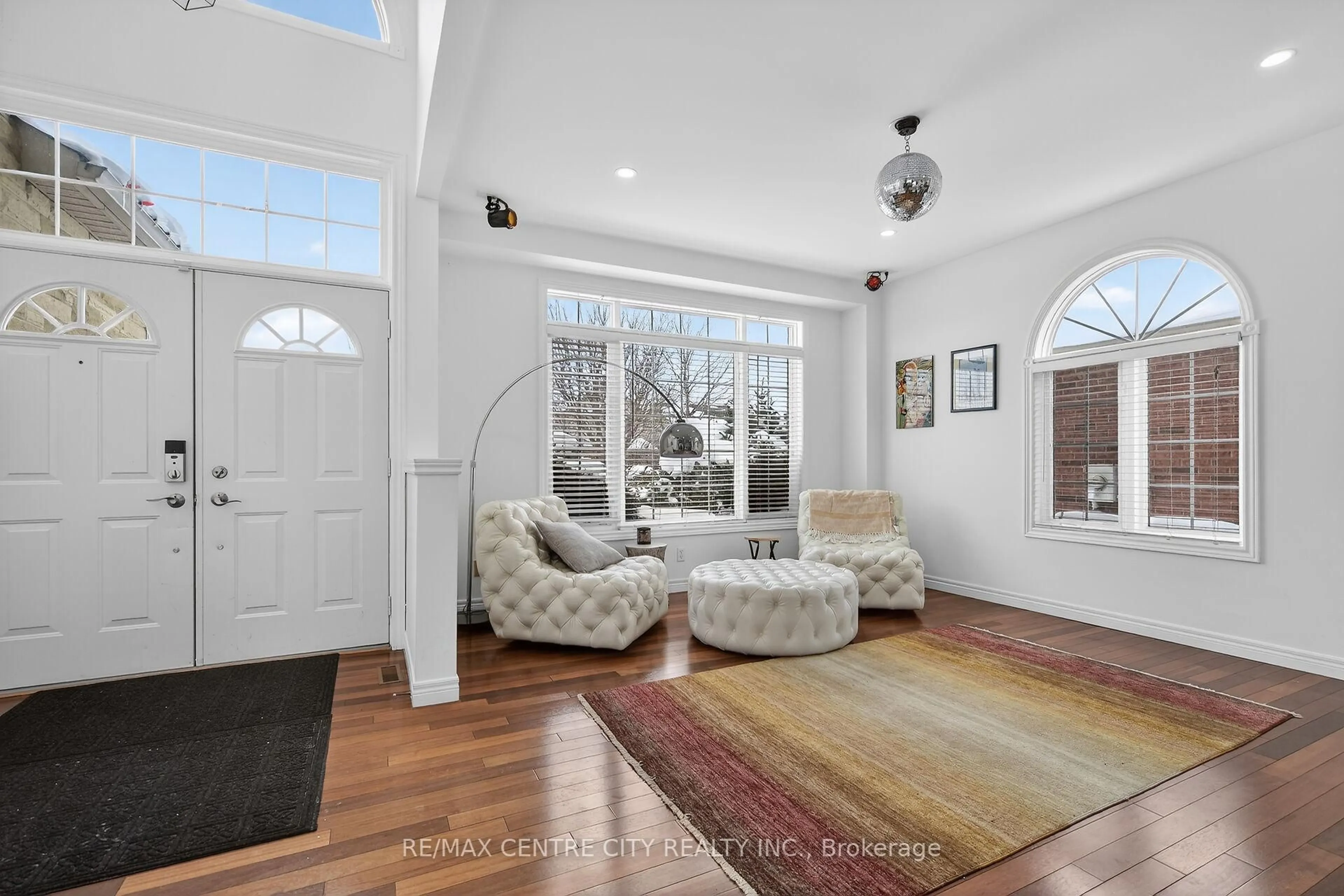 Indoor entryway for 1260 Birchwood Dr, London South Ontario N6K 5C2