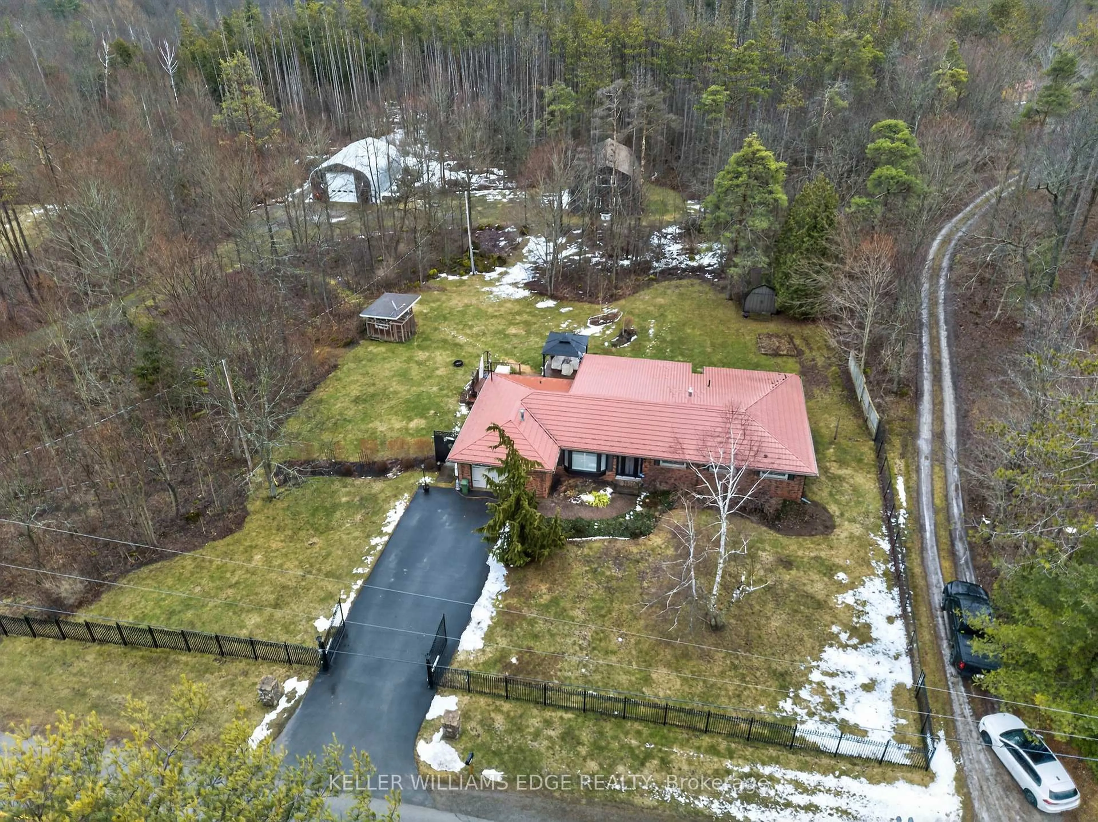 A pic from outside/outdoor area/front of a property/back of a property/a pic from drone, unknown for 484 11TH CONCESSION Rd, Hamilton Ontario L8B 1J1