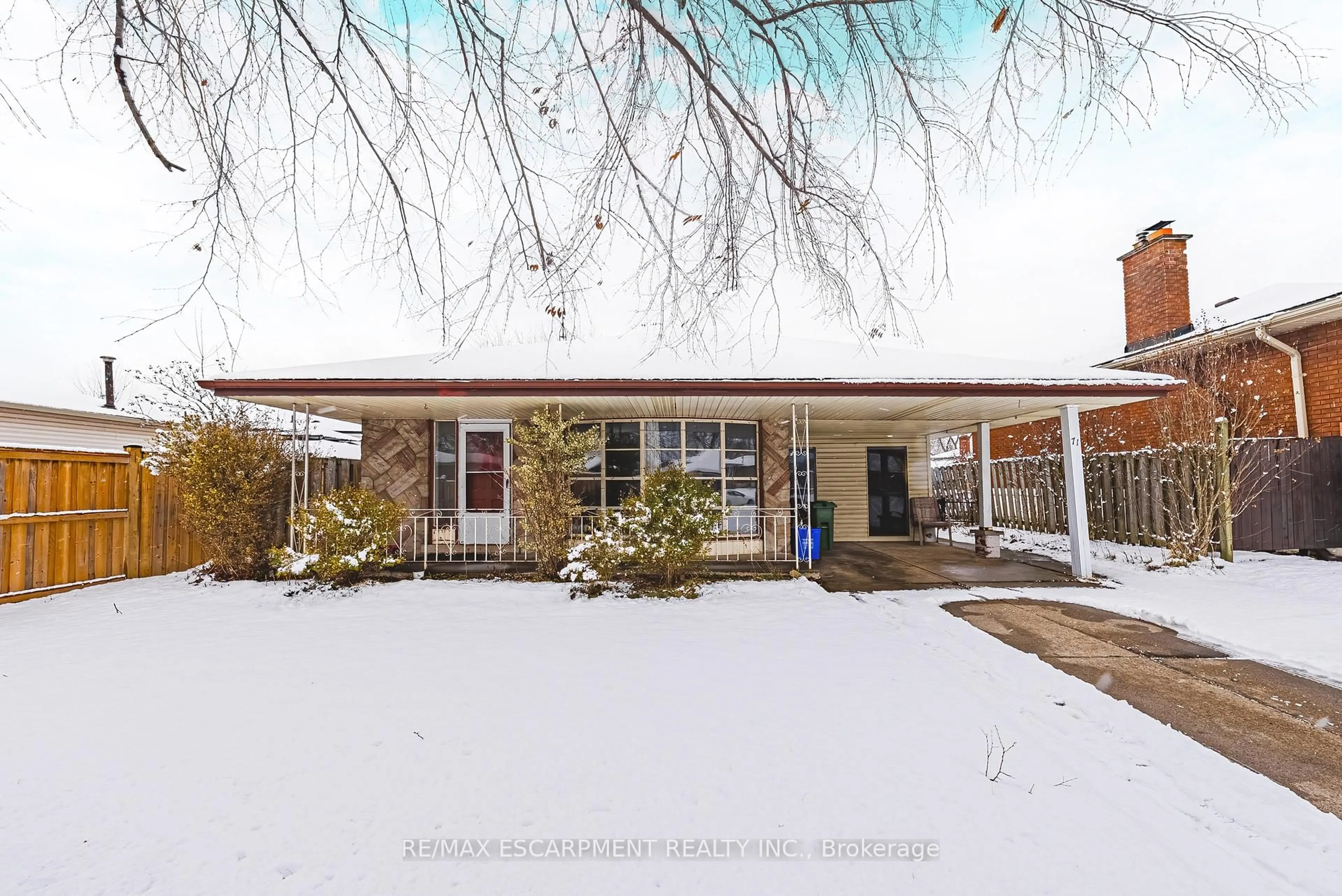 A pic from outside/outdoor area/front of a property/back of a property/a pic from drone, street for 71 Hoover Cres, Hamilton Ontario L9A 3H2