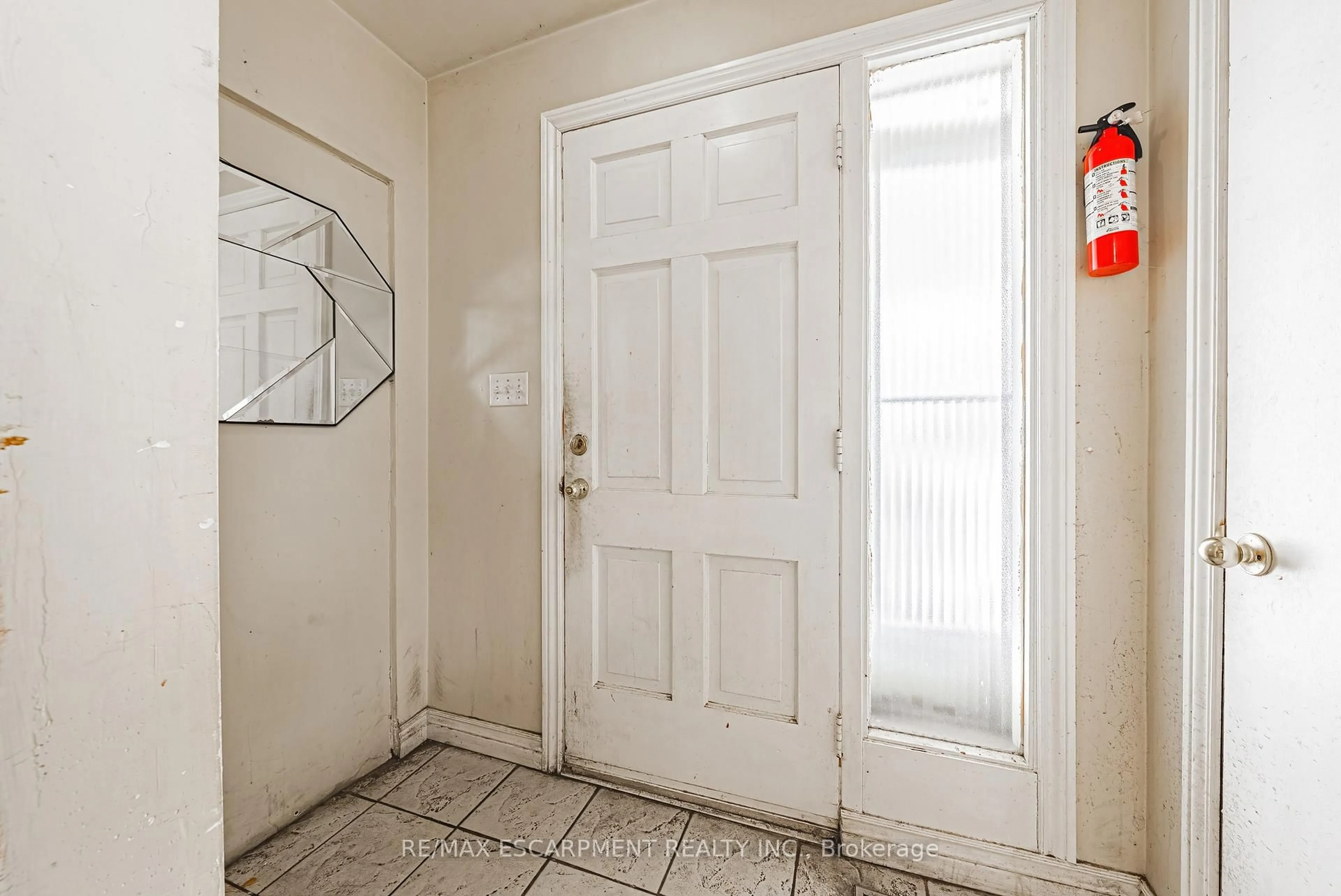 Indoor entryway for 71 Hoover Cres, Hamilton Ontario L9A 3H2