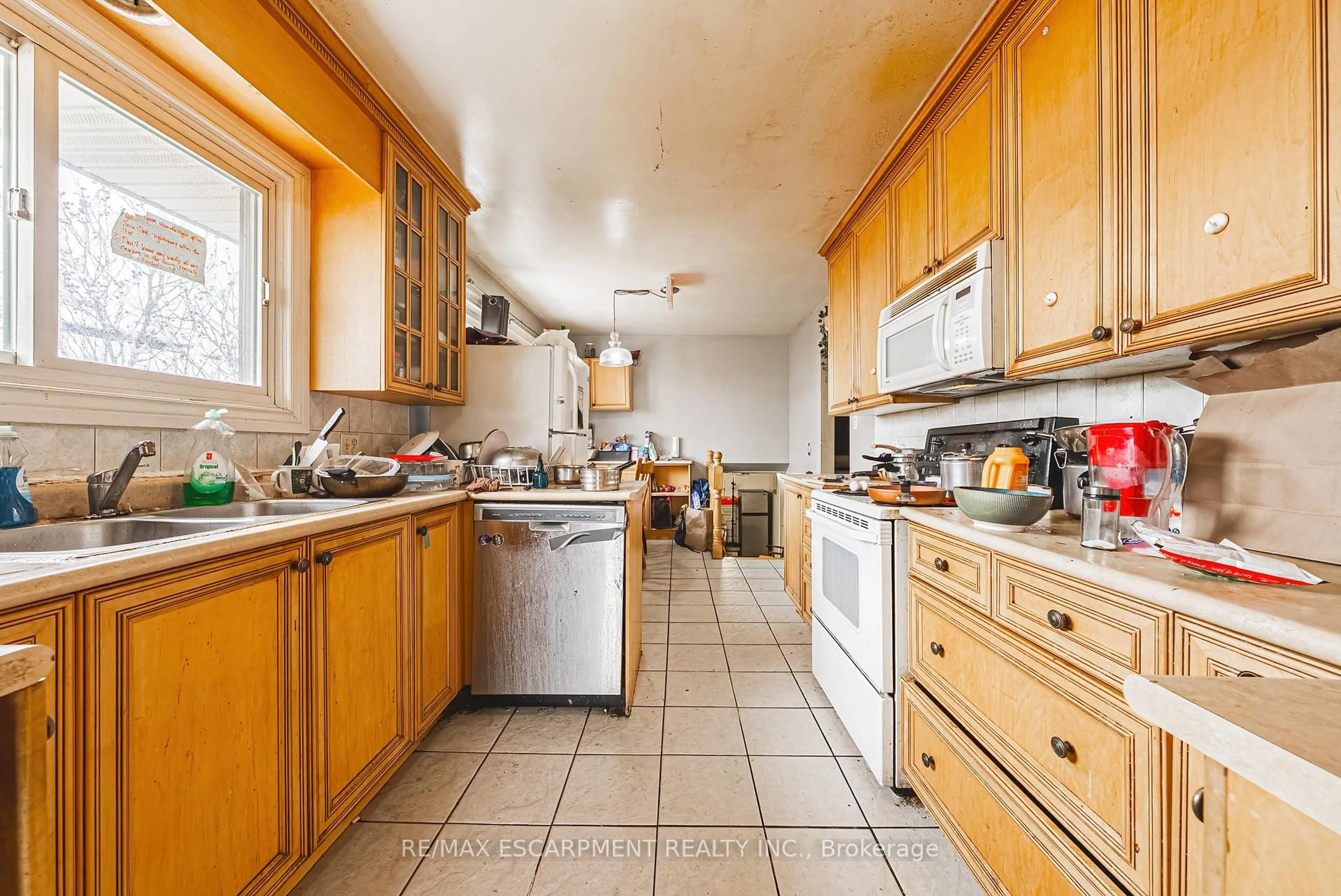 Standard kitchen, unknown for 71 Hoover Cres, Hamilton Ontario L9A 3H2