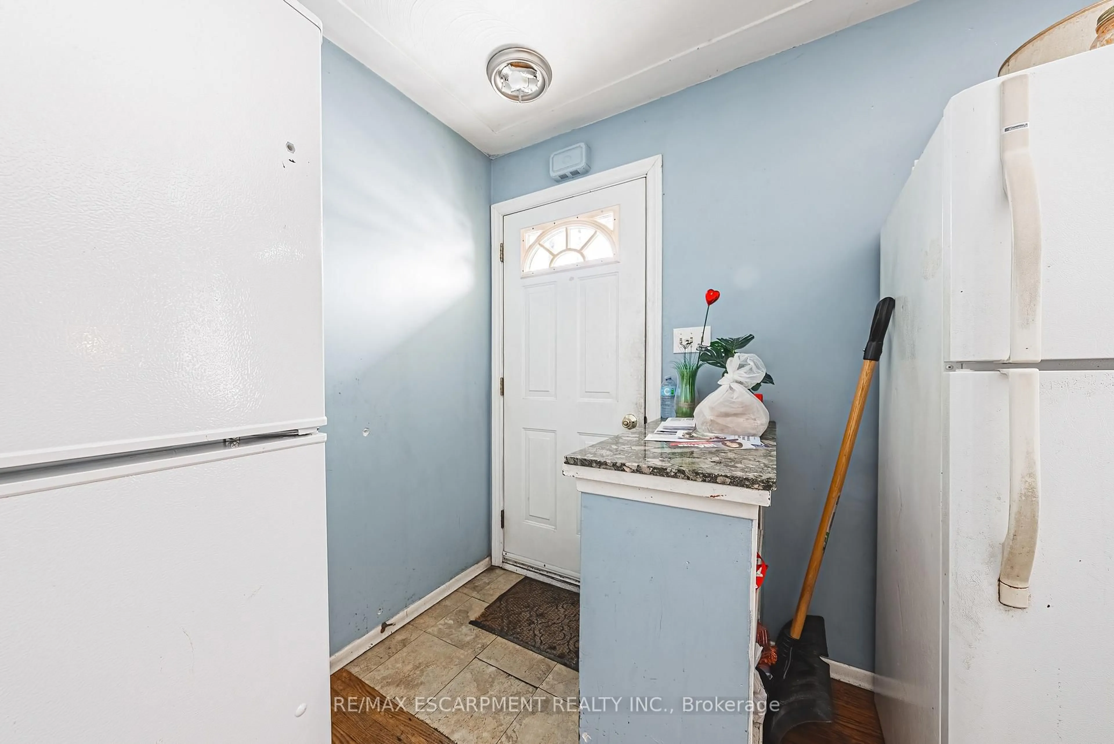 Indoor entryway for 928 Upper Gage Ave, Hamilton Ontario L8V 4K9