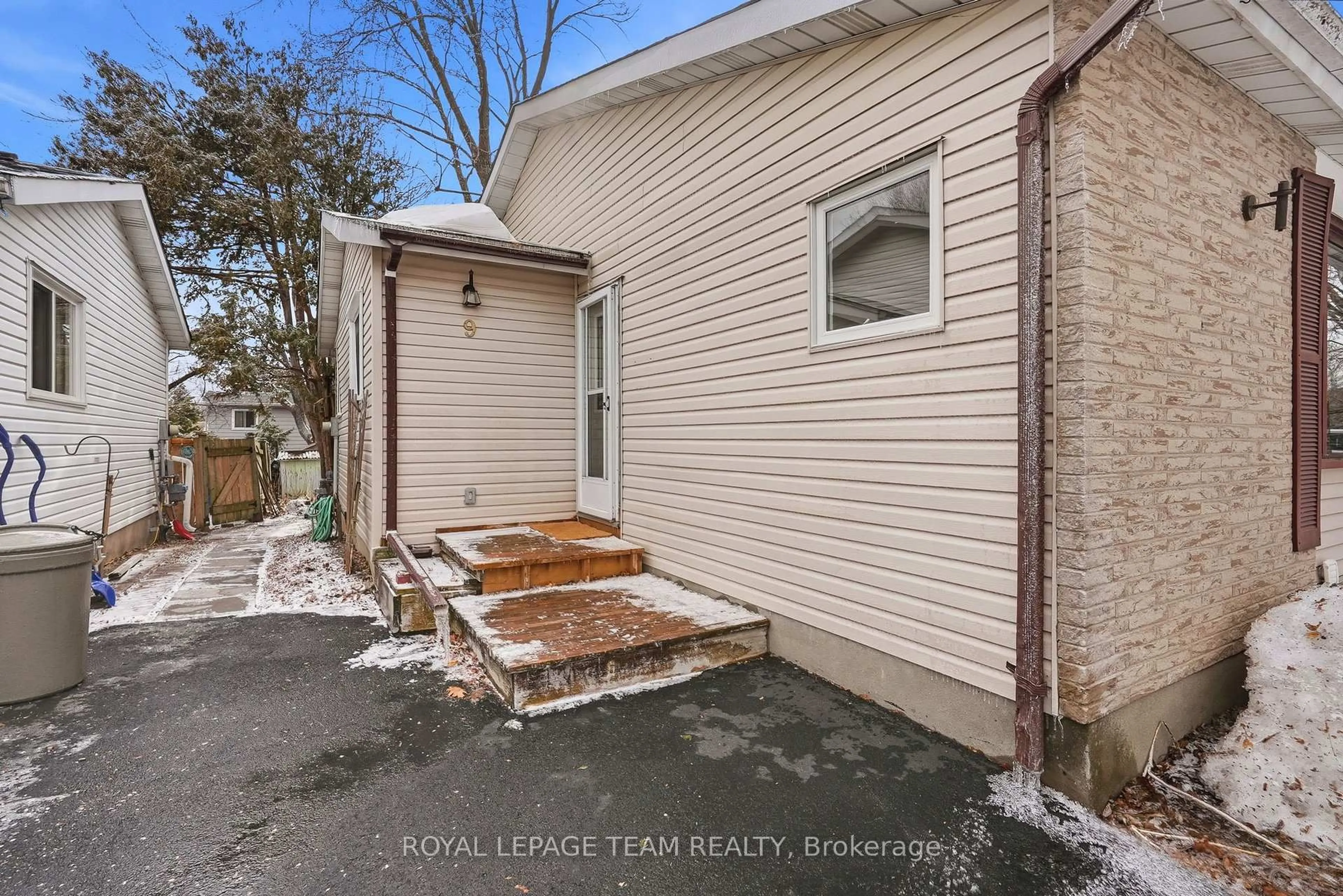 Unknown for 9 Shouldice Cres, Ottawa Ontario K2L 1M8