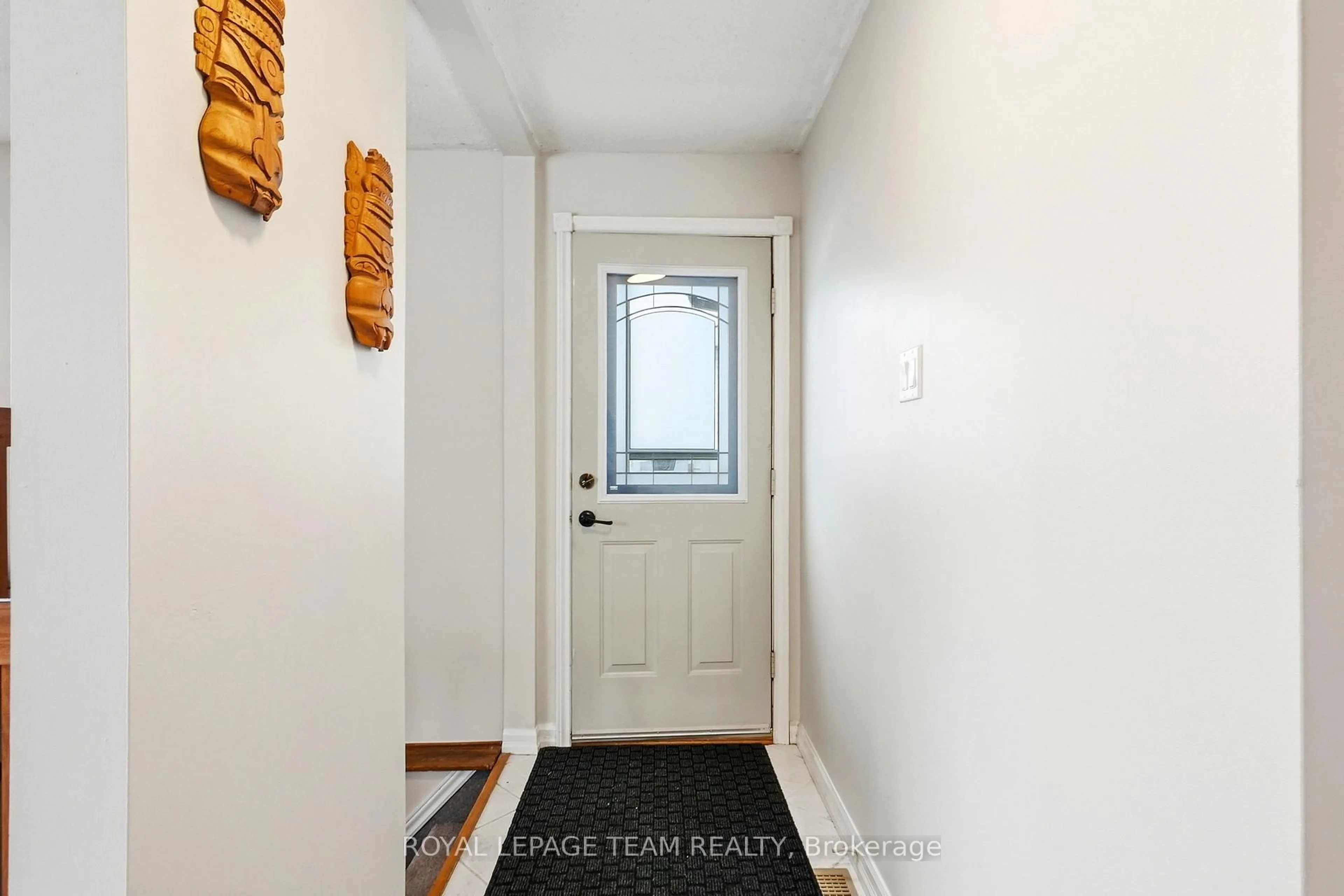 Indoor entryway for 9 Shouldice Cres, Ottawa Ontario K2L 1M8