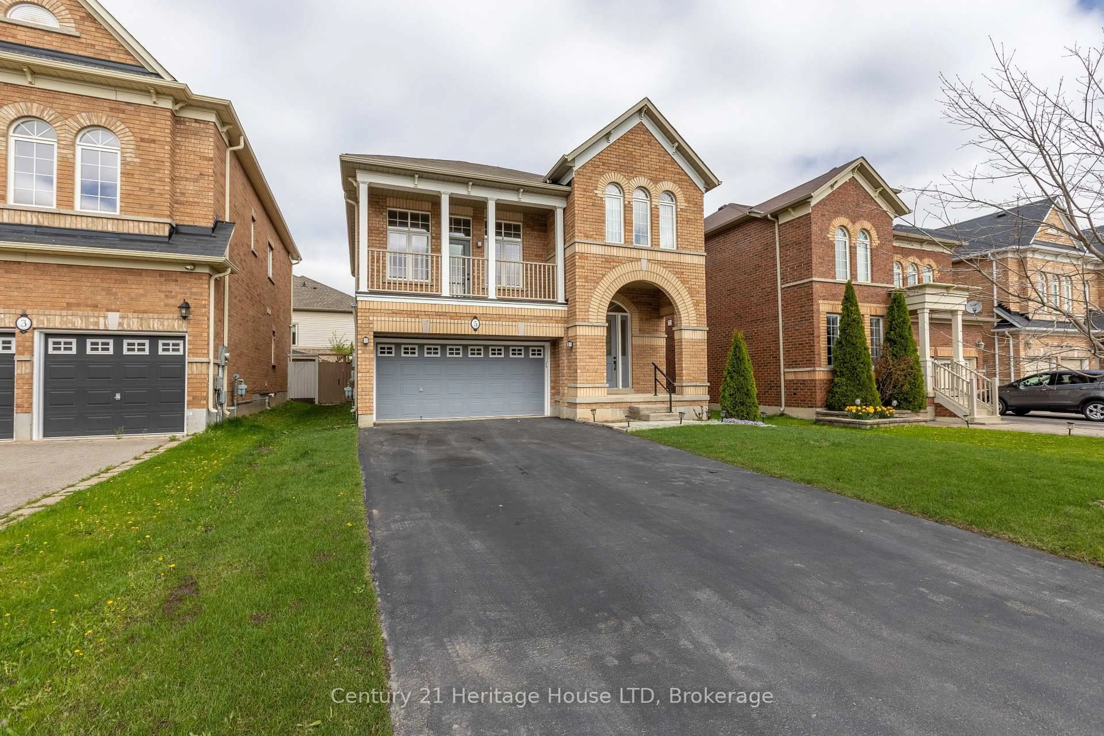 Home with brick exterior material, street for 5 Juneberry Rd, Thorold Ontario L2V 0B2