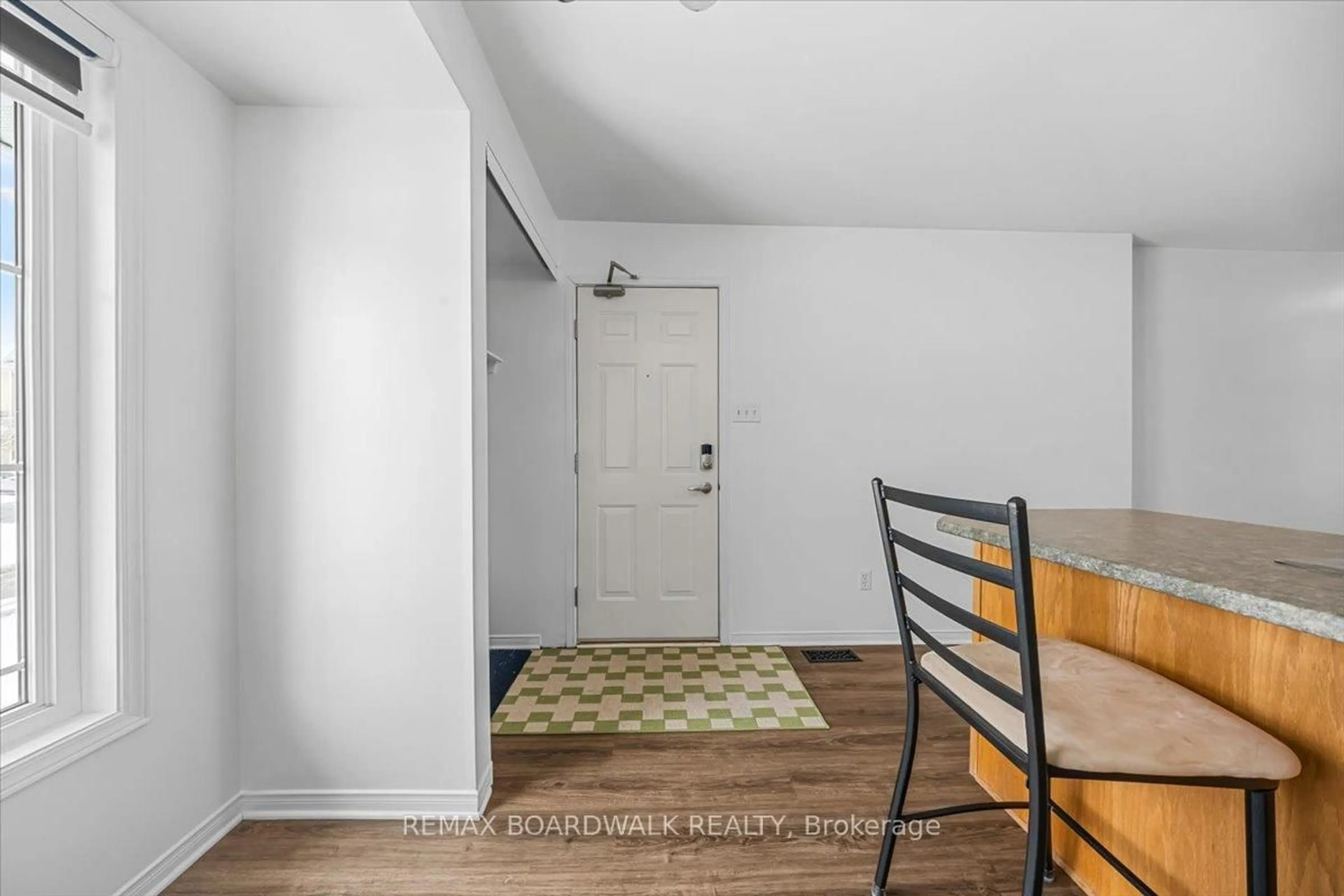 Indoor entryway for 364 Crownridge Dr, Kanata Ontario K2M 3A4