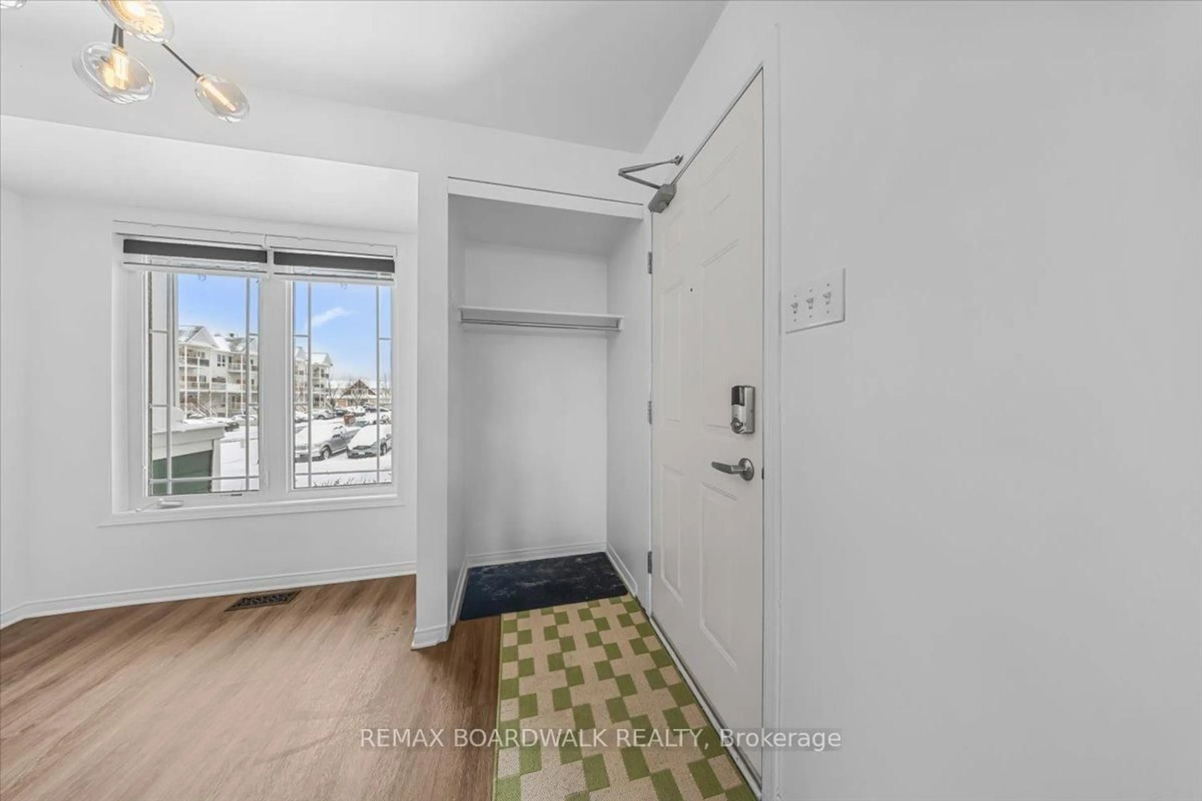 Indoor entryway for 364 Crownridge Dr, Kanata Ontario K2M 3A4