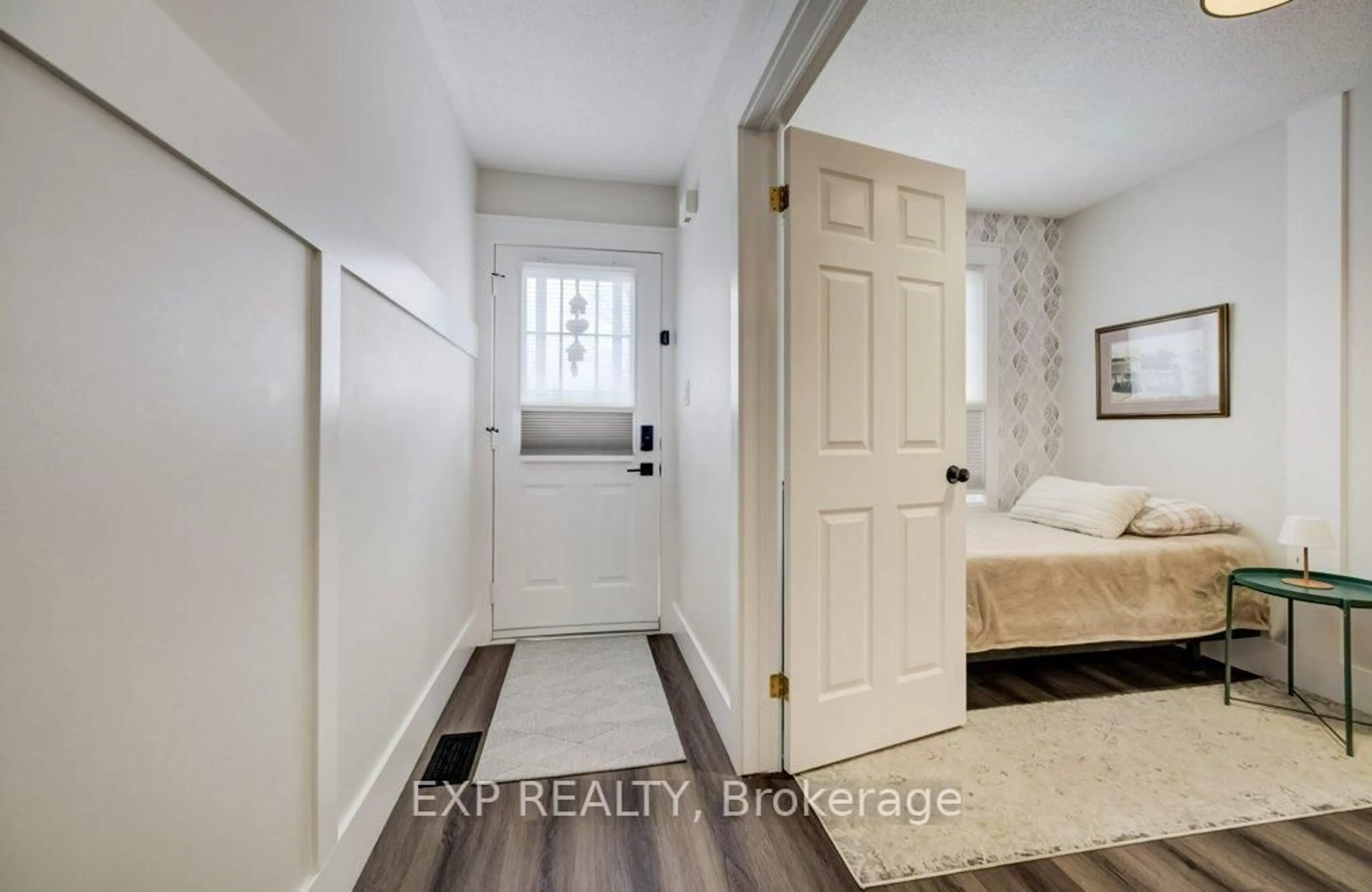 Indoor entryway for 68D Harris Ave, Brantford Ontario N3R 2E9